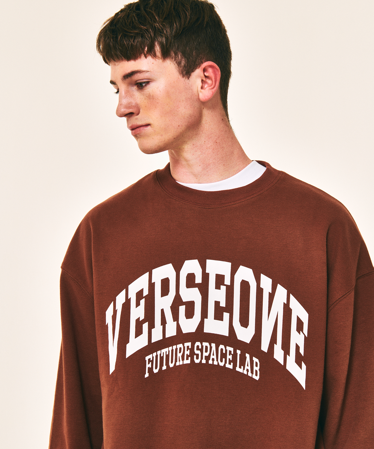 벌스원(VERSE ONE) ARCH LOGO CREWNECK SWEATSHIRTS BROWN