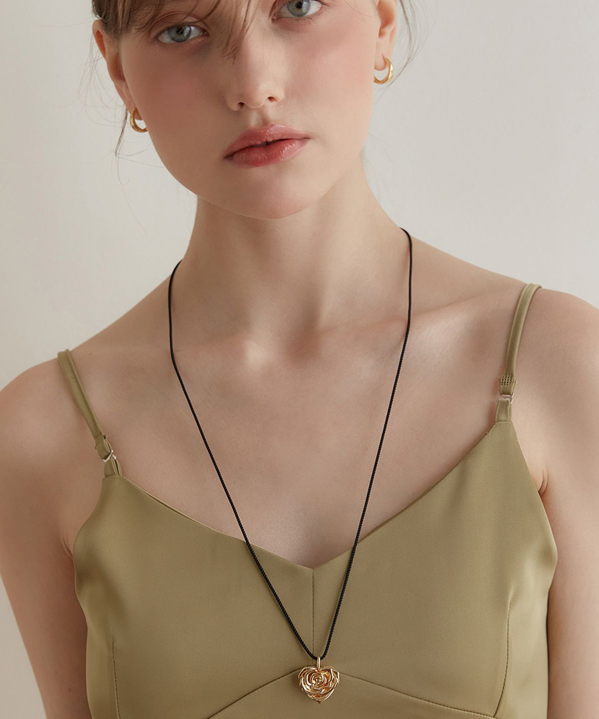 타티아나(TATIANA) 로즈 플라워 하트 스트링 목걸이 NZ2122