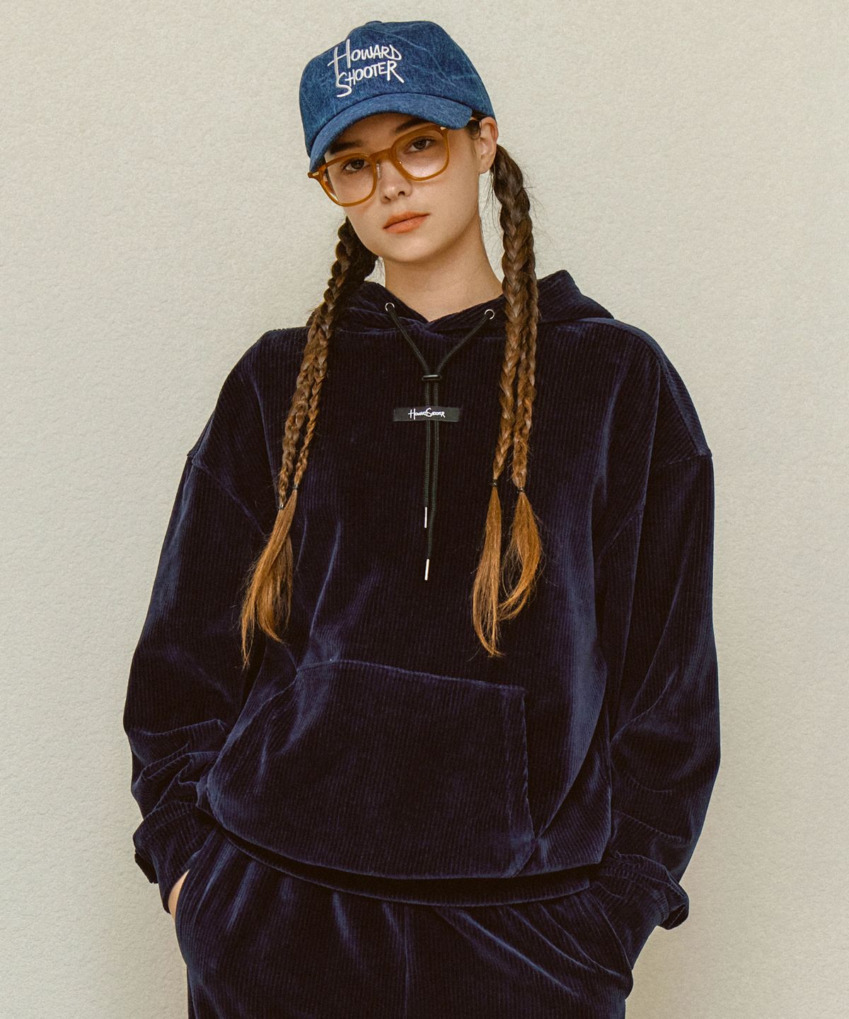 하워드슈터(HOWARDSHOOTER) 남여공용 코듀로이 스판 후드 티셔츠 세미오버핏 네이비(CORDUROY ARCH LOGO HOODIE NAVY)