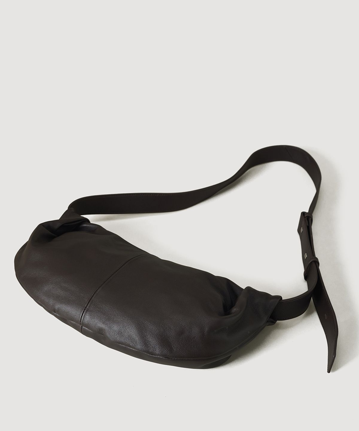 플로르(FLOR) 오위 슬링 호보백 Ohwi Leather Sling Bag Brown