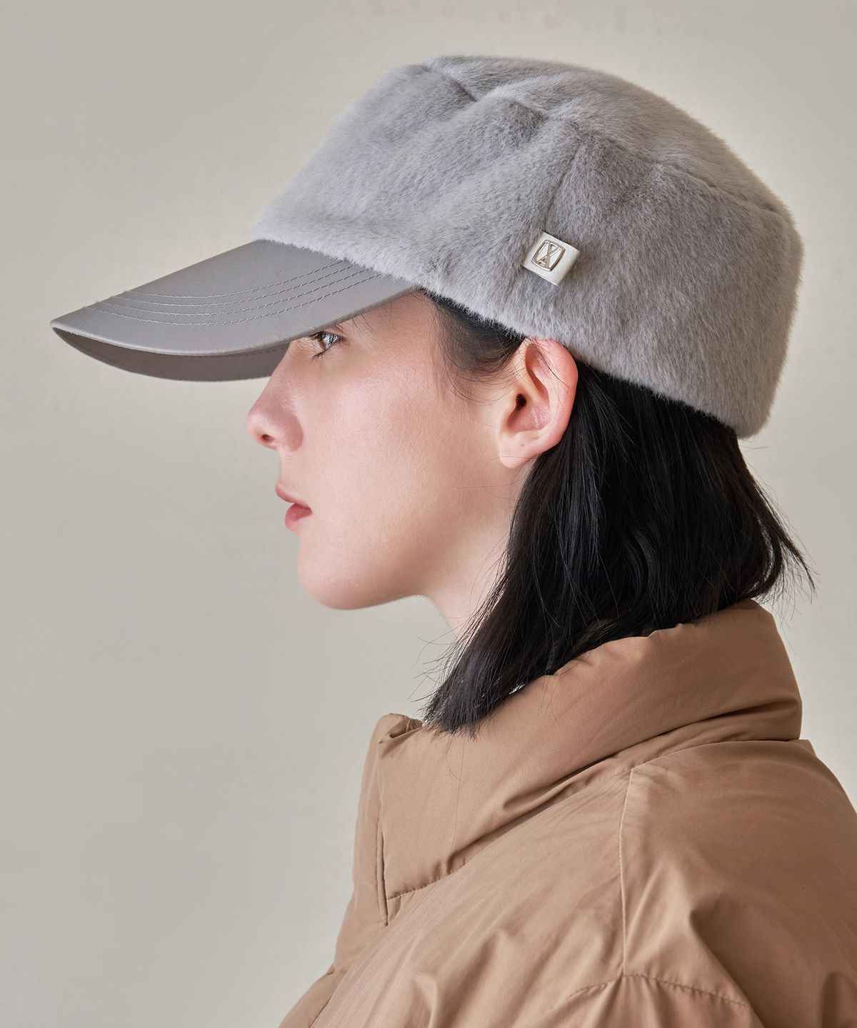 바잘(VARZAR) VA 스퀘어 플라이 라벨 퍼 벨보이캡 그레이