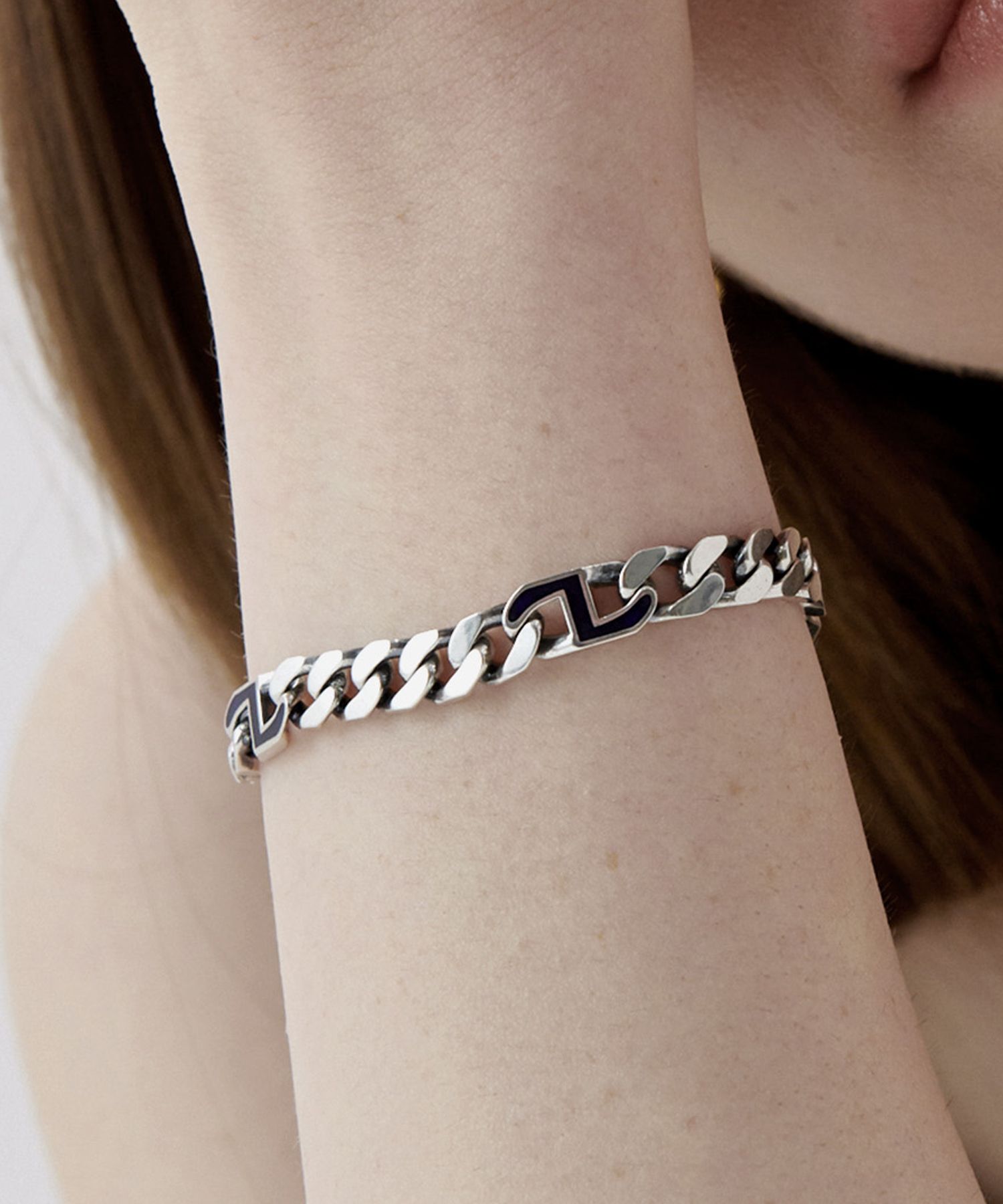 MUSINSA | HYERES-LOR M Erite Silver Curve Emblem Bracelet