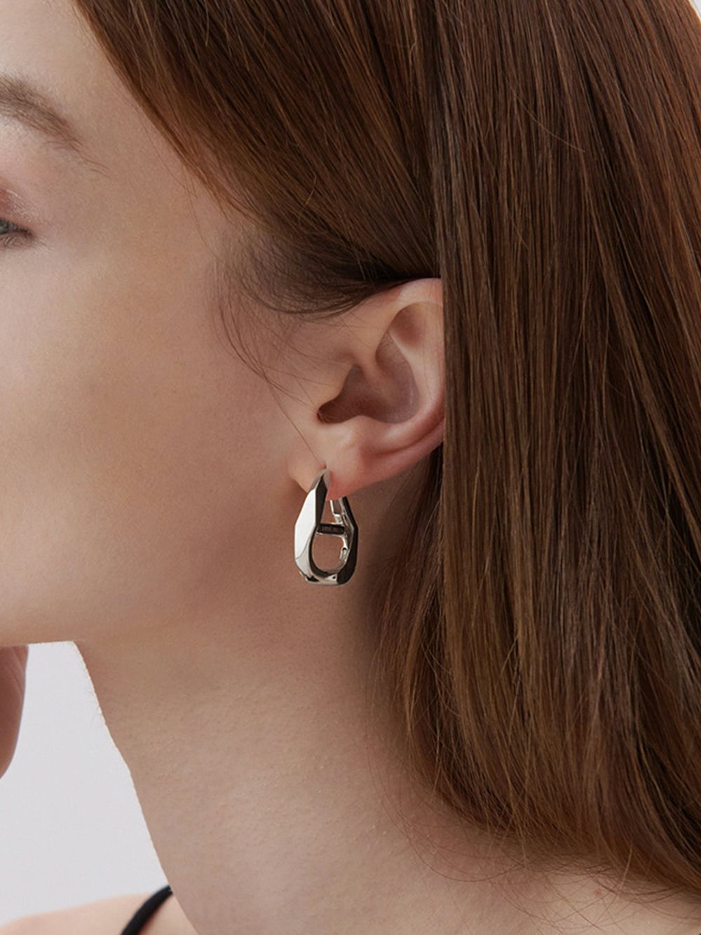 MUSINSA | HYERES-LOR S Erite Silver Curve Emblem Earrings