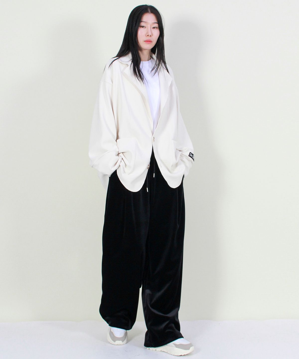 드마크(DEMARC) 벨벳 사이드원턱 리얼와이드 팬츠  블랙