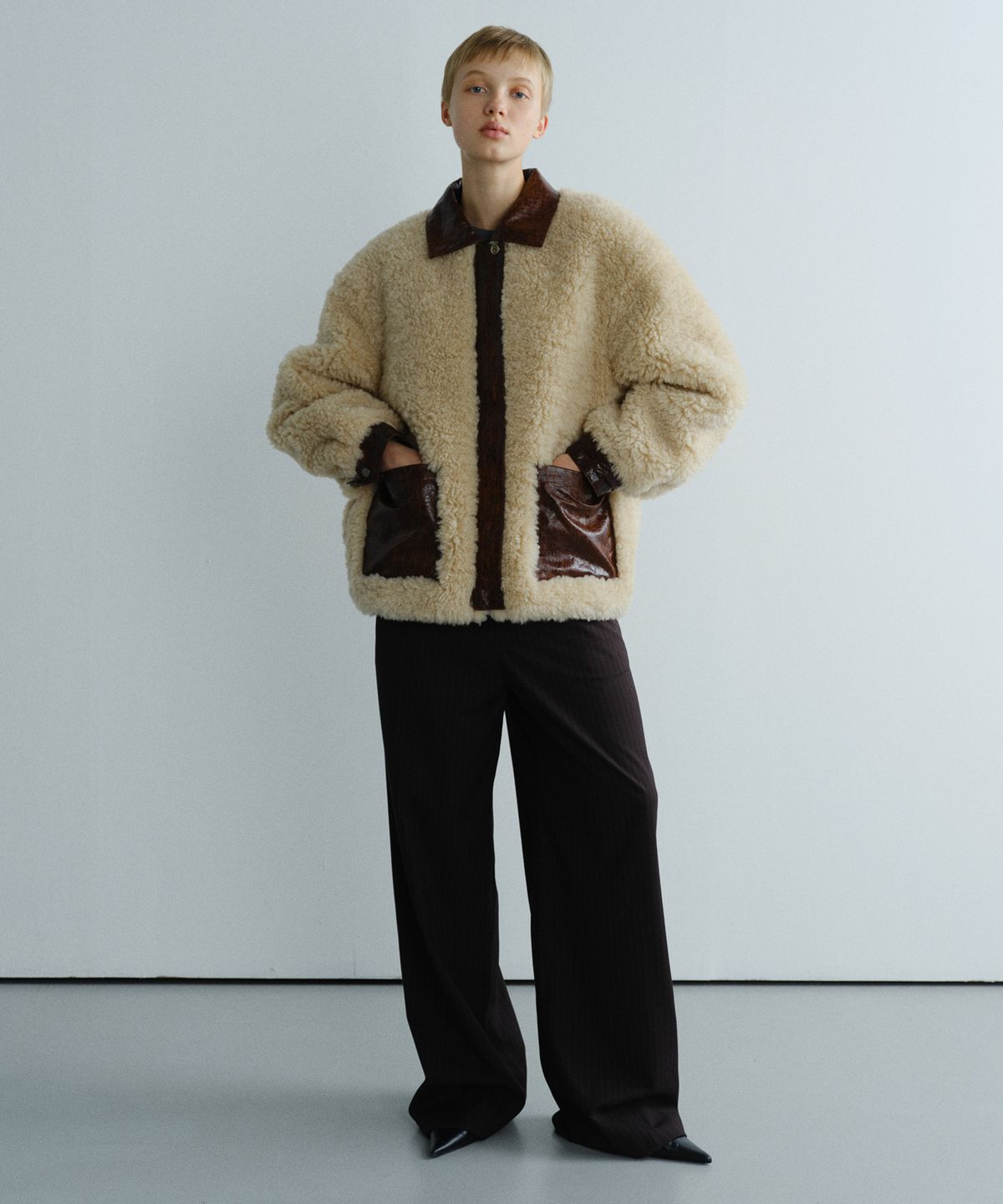 엔오르(EN OR) LEATHER COLORED FUR JACKET - BEIGE