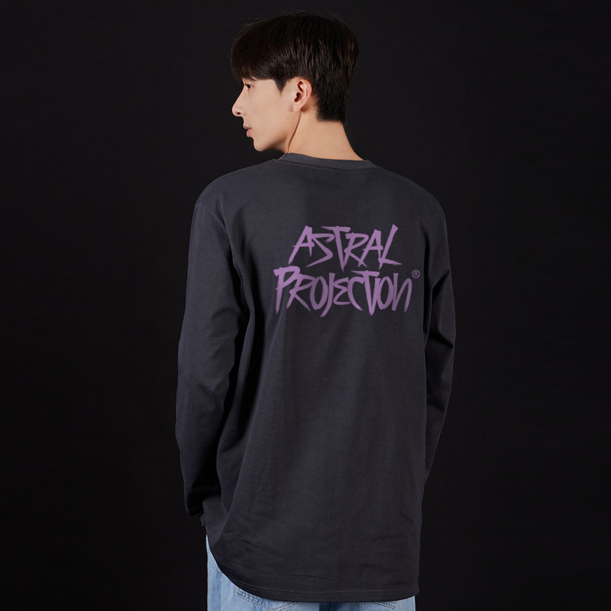 아스트랄 프로젝션(ASTRAL PROJECTION) 그래피티 레터링 오버핏 롱 슬리브 티셔츠_차콜
