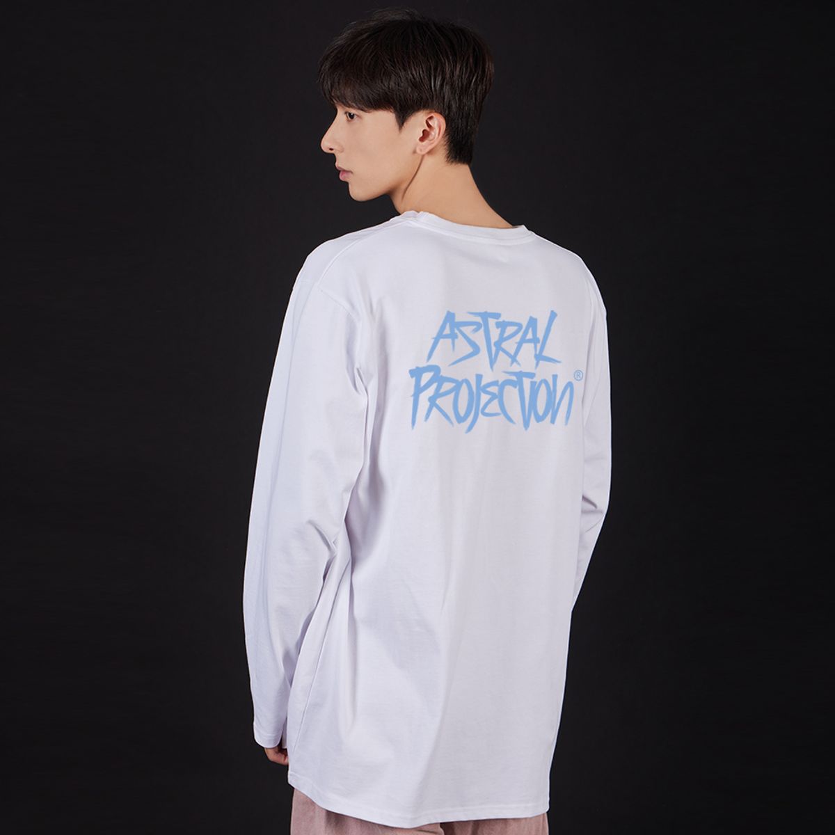 아스트랄 프로젝션(ASTRAL PROJECTION) 그래피티 레터링 오버핏 롱 슬리브 티셔츠_화이트
