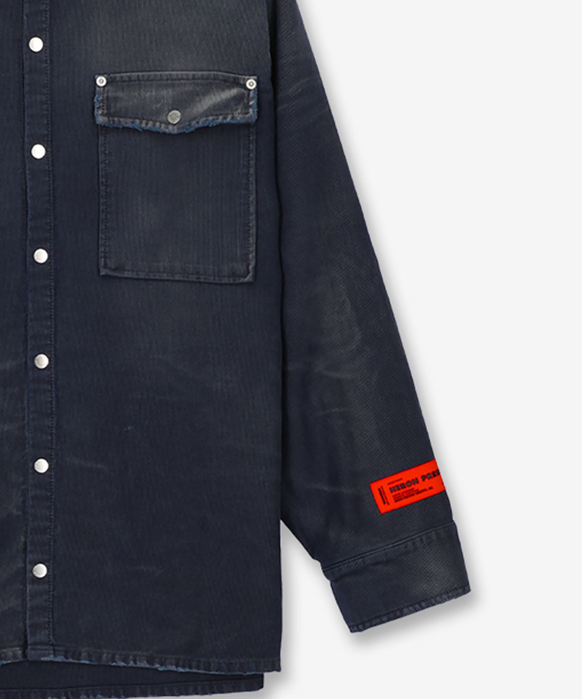 헤론 프레스톤(HERON PRESTON) 남성 디스트레스 버튼업 데님 셔츠 - 네이비 / HMGE002F23FAB0014600