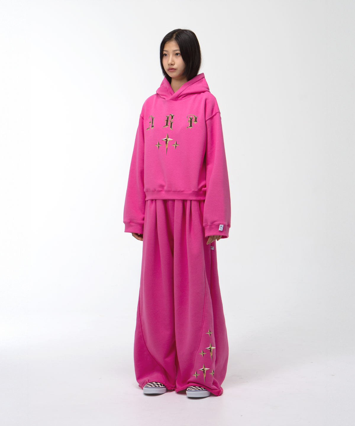 얀코 아르프(JANCO ARP) 메탈 로고 하프 크롭 후드티 - 마젠타핑크