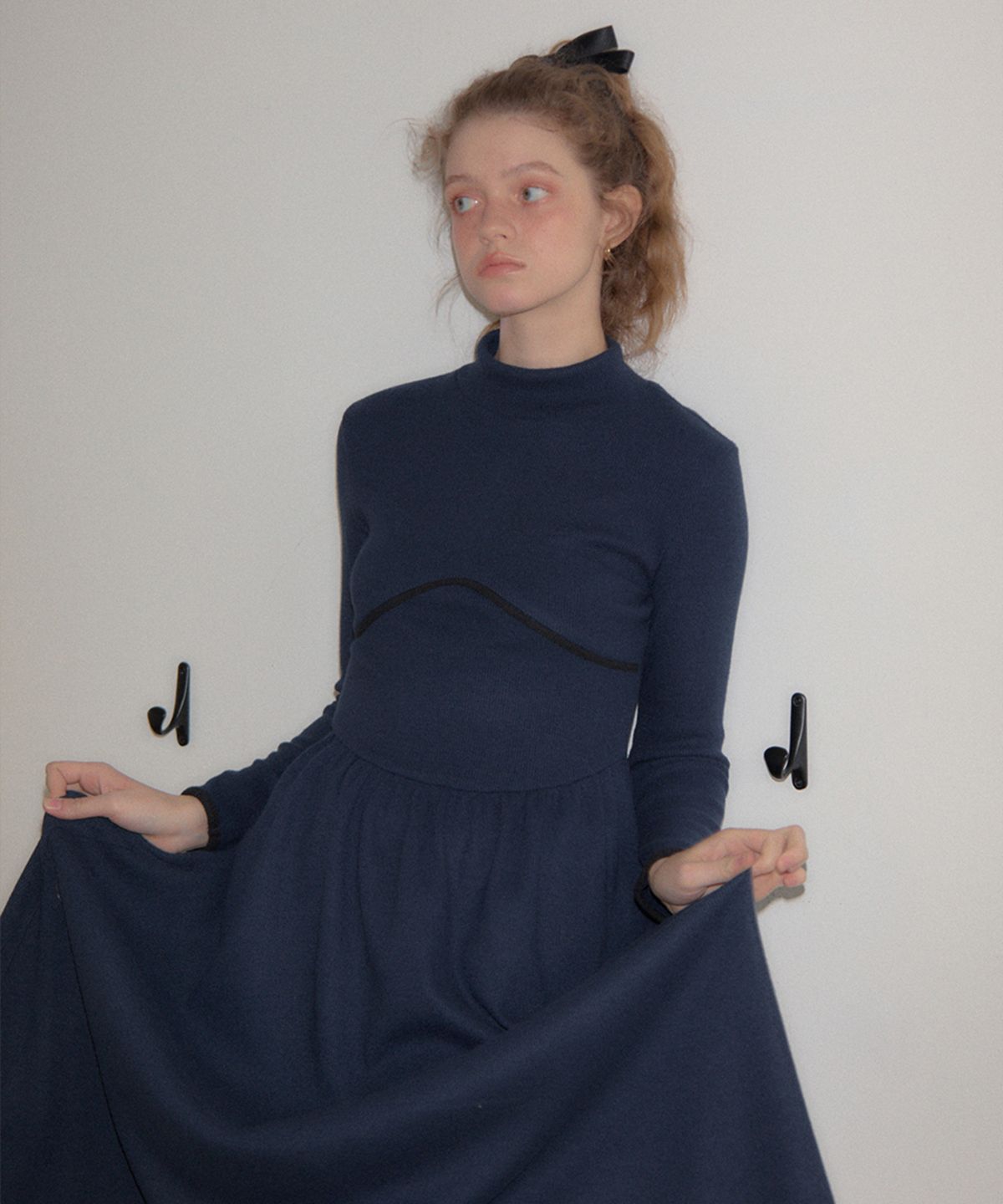 살롱 드 욘(SALON DE YOHN) Line Point High Neck Dress_ Navy
