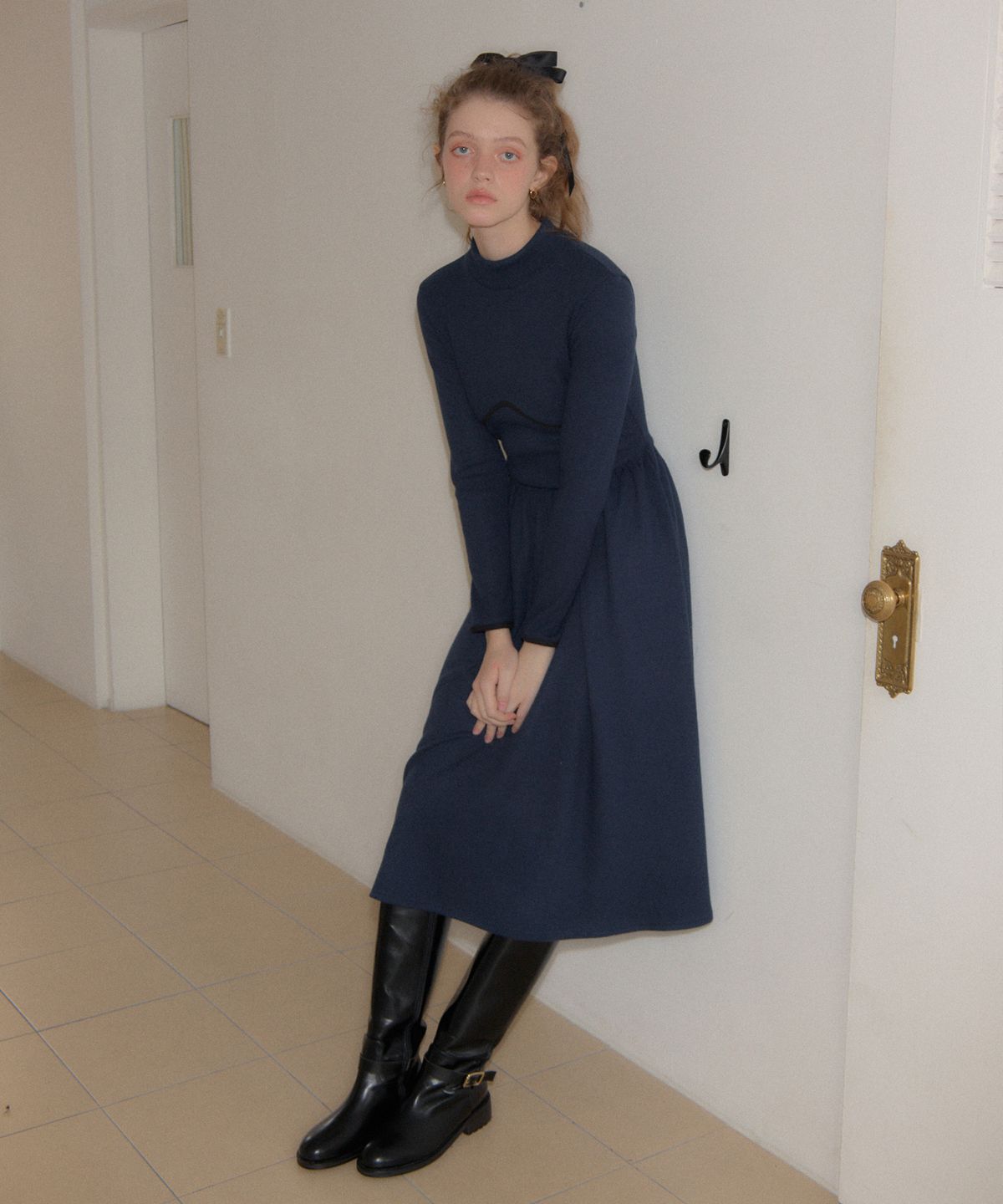 살롱 드 욘(SALON DE YOHN) Line Point High Neck Dress_ Navy