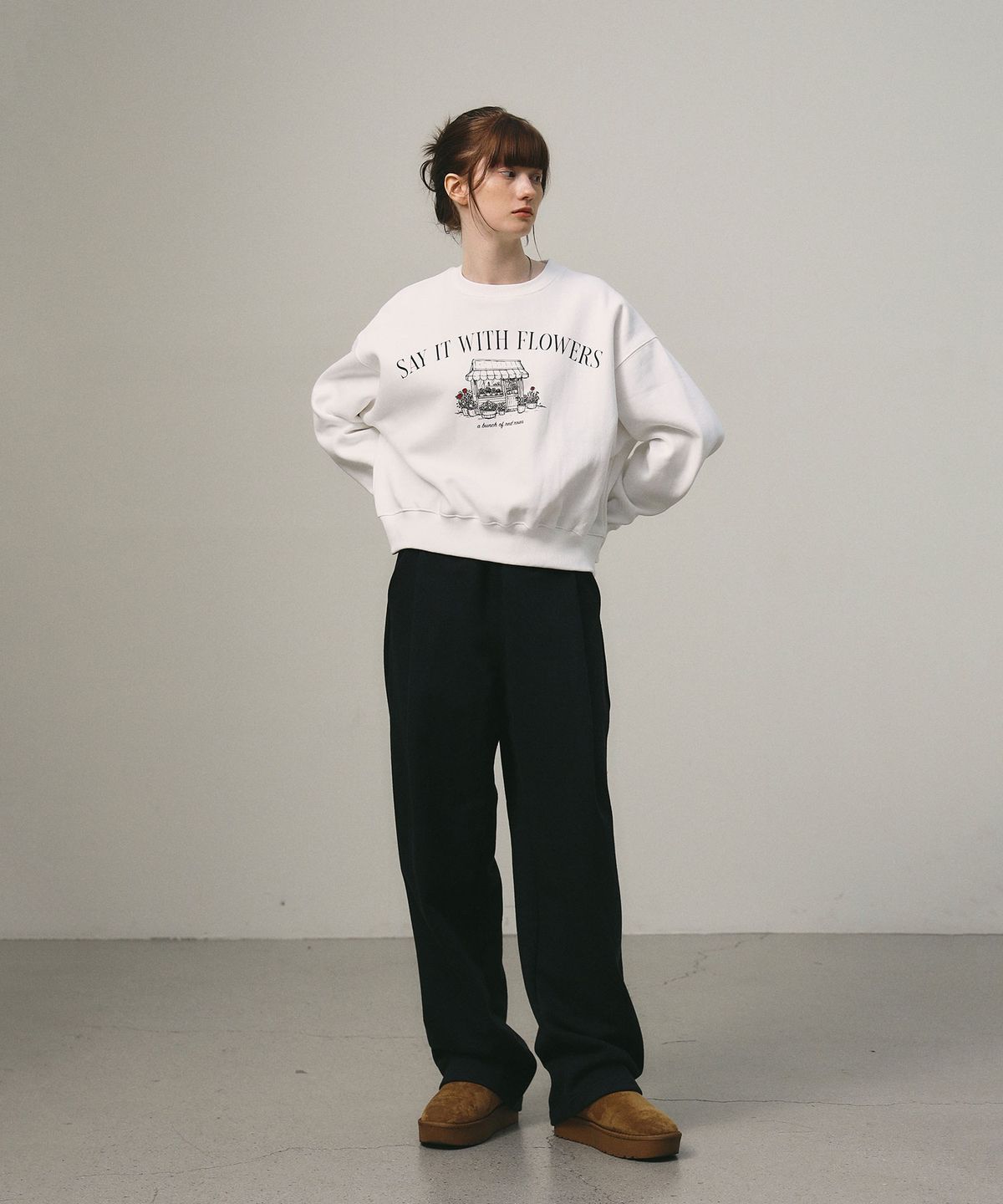 슬로우 레코드 하우스(SLOW RECORD HOUSE) 플라워 하우스 크롭 스웻셔츠_화이트