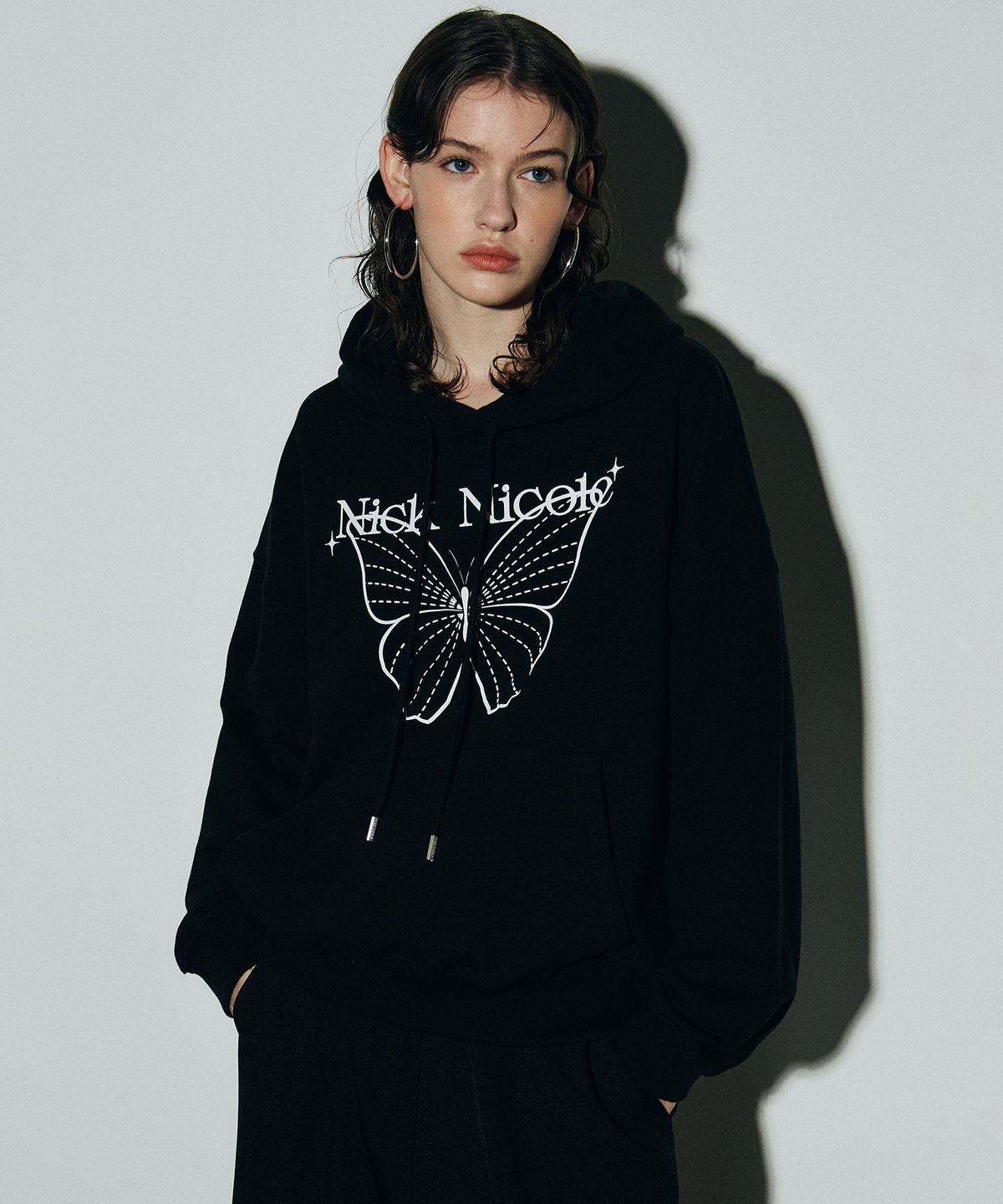 닉앤니콜(NICK&NICOLE) SHINE BUTTERFLY HOODY SWEATSHIRT_BLACK