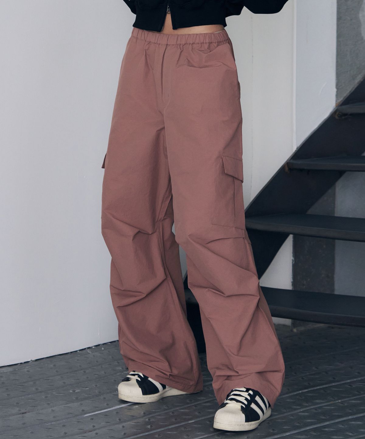 레더리(LEATHERY) 파라슈트 와이드 카고 팬츠 [DUSTY PINK]