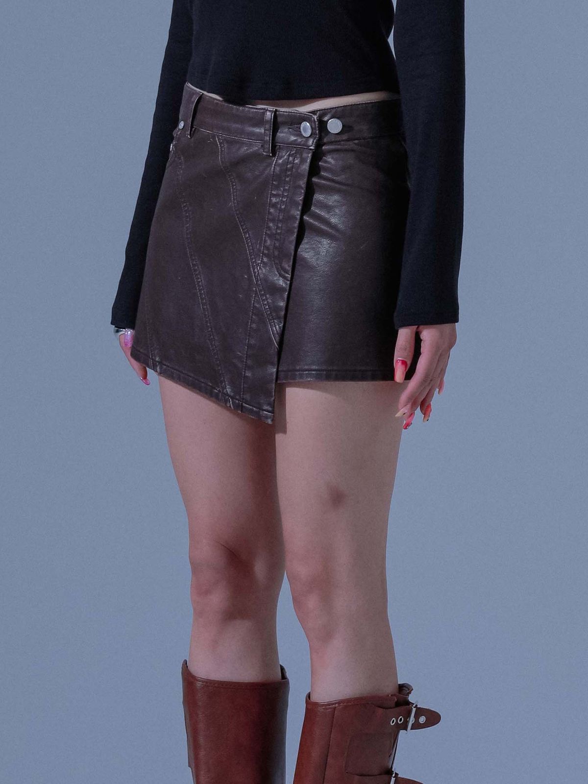 딜레탕티즘(DILETTANTISME) 피그먼트 빈티지 비건 레더 랩스커트 (BR)