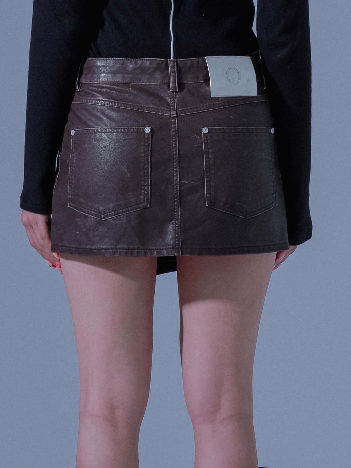 딜레탕티즘(DILETTANTISME) 피그먼트 빈티지 비건 레더 랩스커트 (BR)