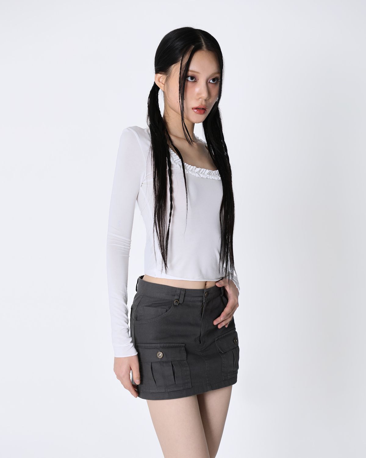 시오(SIO) 러플 넥 롱 슬리브 탑 [화이트]