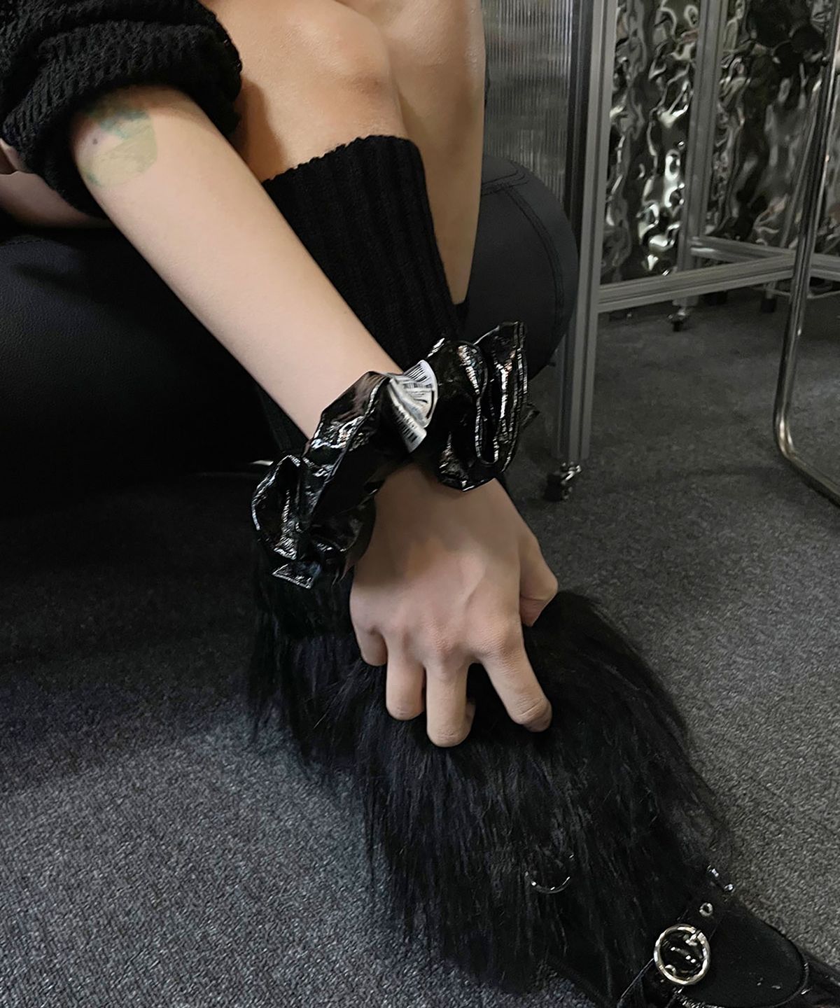 센티멍(SENTIMENTS) NO.289 [BLACK] SCRUNCHY HAIR 에나멜램스킨 스크런치