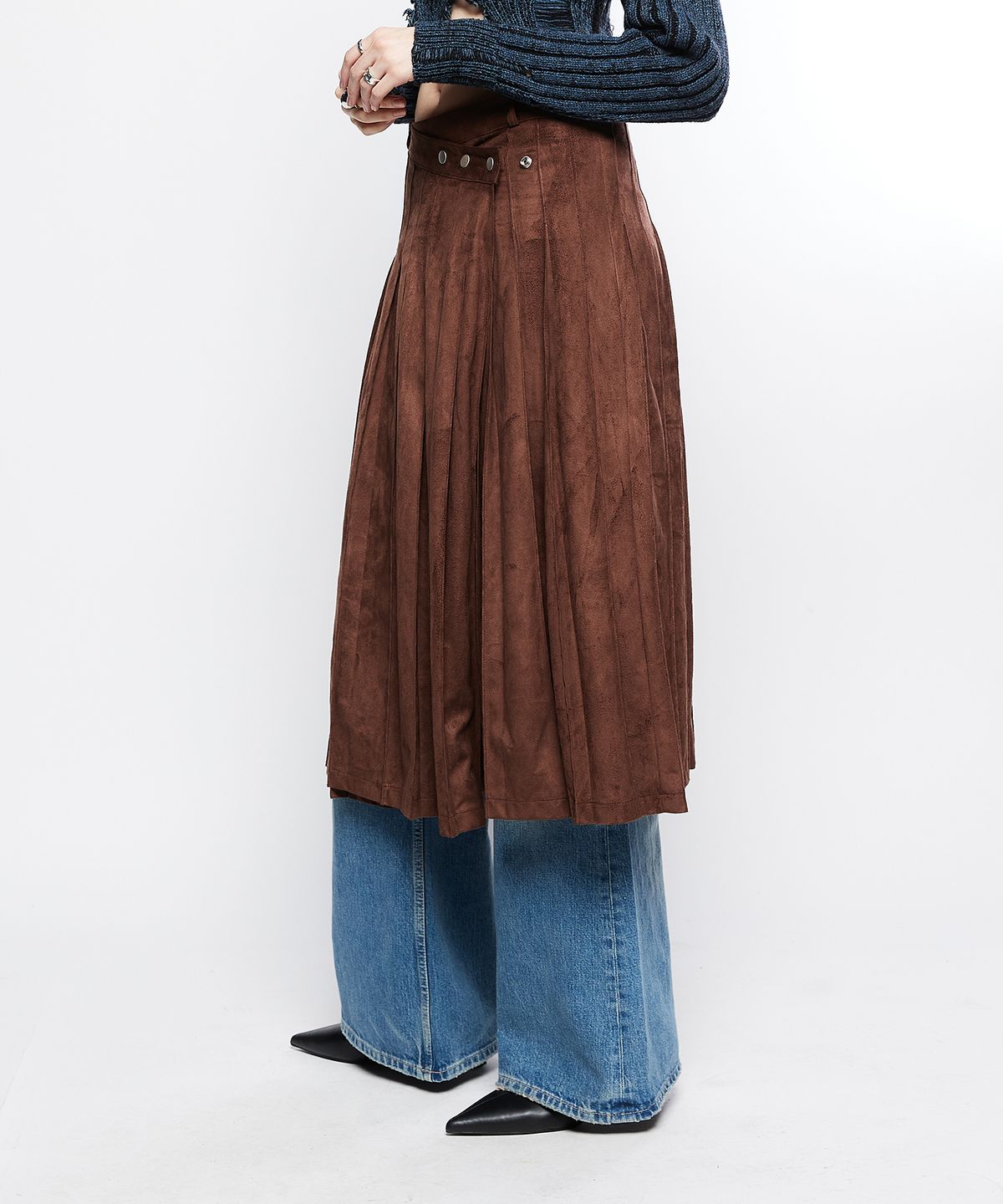 라티젠(LARTIGENT) L7 PLEATED WRAP SKIRT(BROWN)