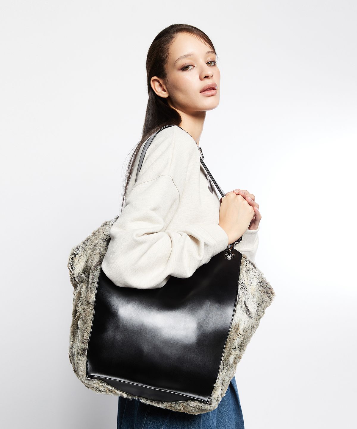 라티젠(LARTIGENT) L7 RACCOON SHOULDER BAG(BLACK)
