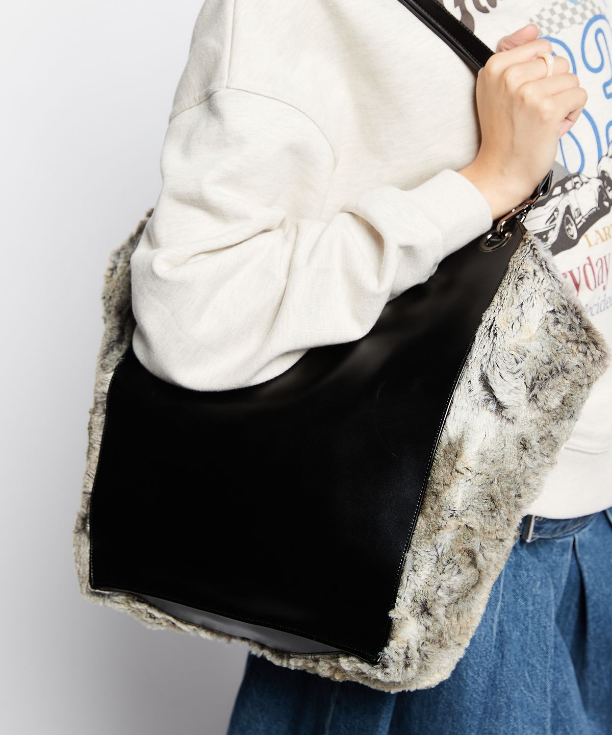 라티젠(LARTIGENT) L7 RACCOON SHOULDER BAG(BLACK)