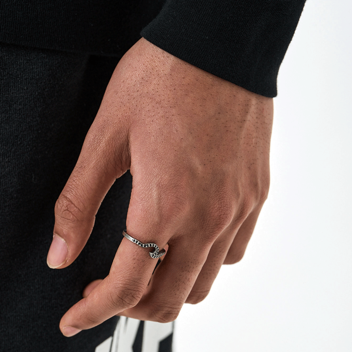 하카블랙스(HAKKABLACKS) Black Cubic Wave Ring