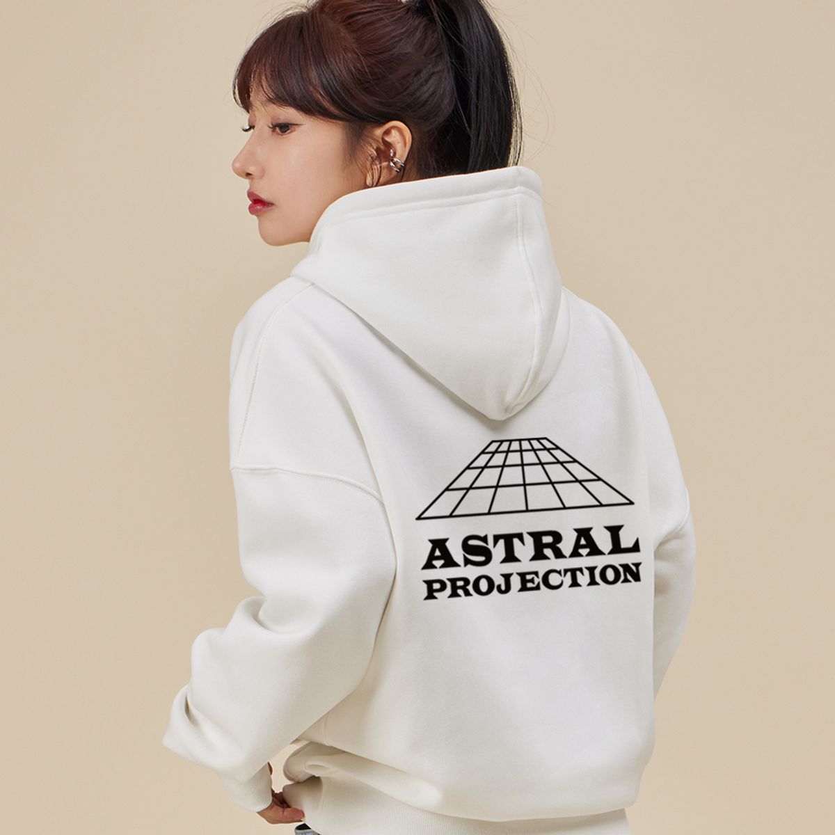 아스트랄 프로젝션(ASTRAL PROJECTION) 시그니처 로고 오버핏 와이드 숄더 후디_화이트