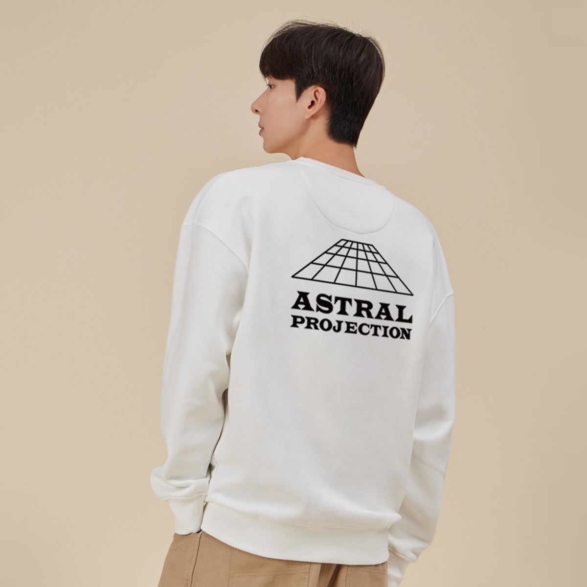 아스트랄 프로젝션(ASTRAL PROJECTION) 시그니처 로고 루즈핏 맨투맨_화이트