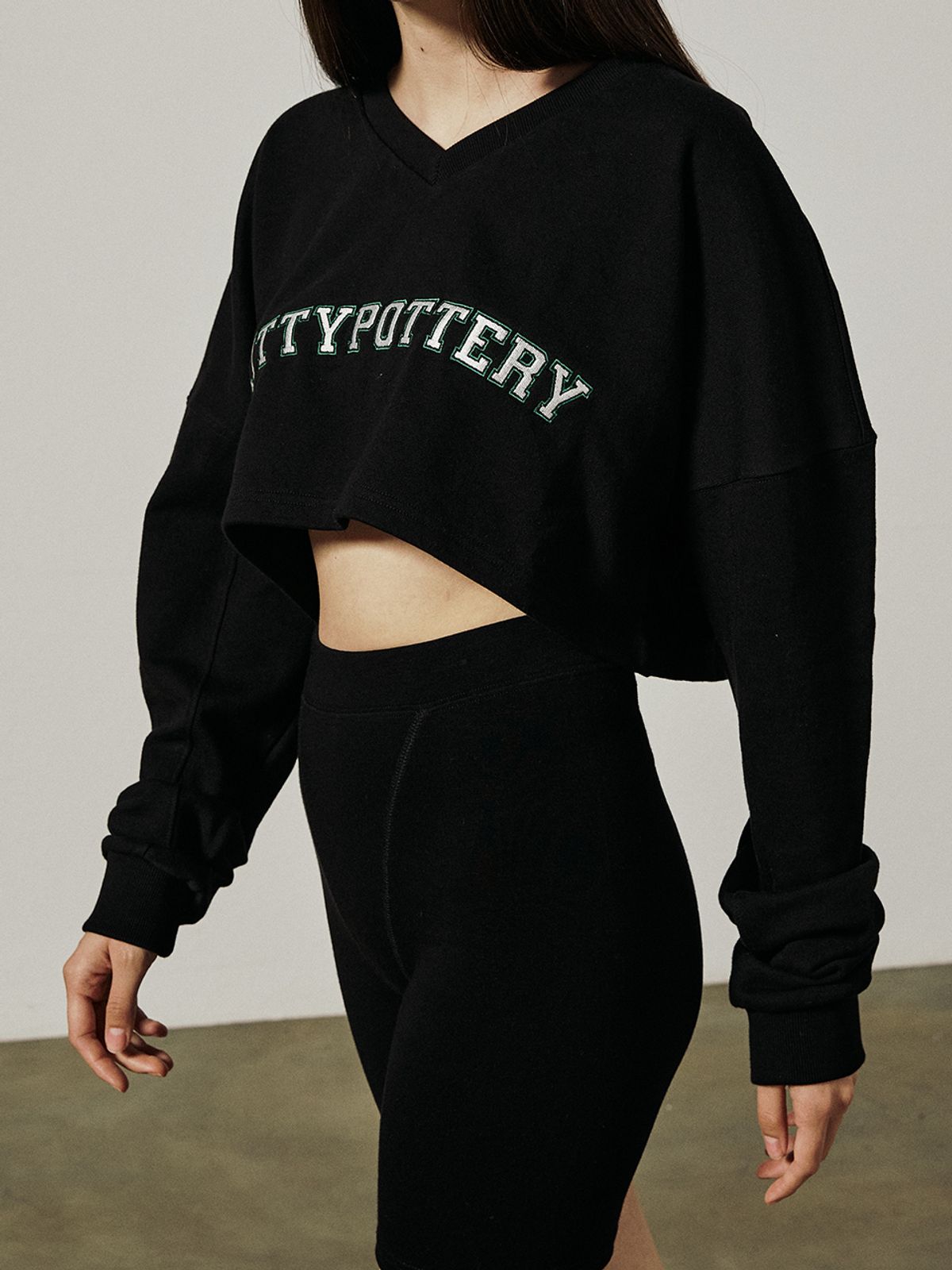 키티포터리(KITTY POTTERY) V-NECK CROP SWEATSHIRT[BLACK]