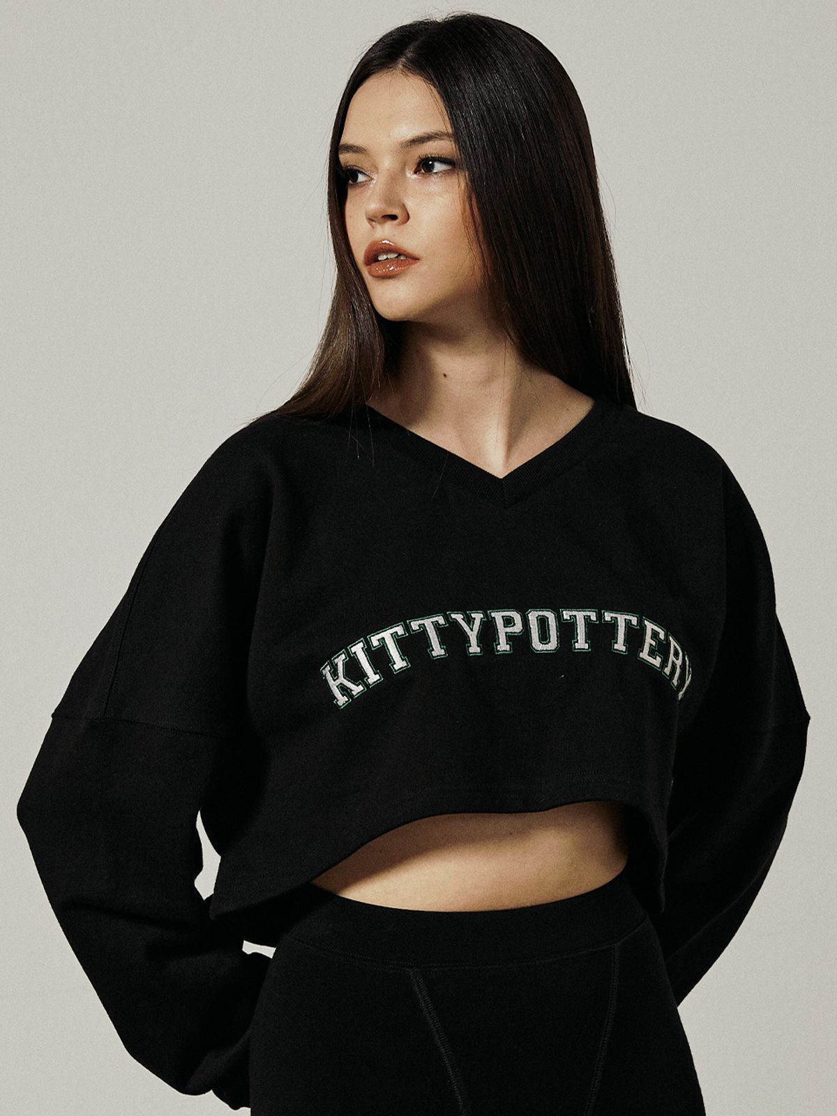 키티포터리(KITTY POTTERY) V-NECK CROP SWEATSHIRT[BLACK]
