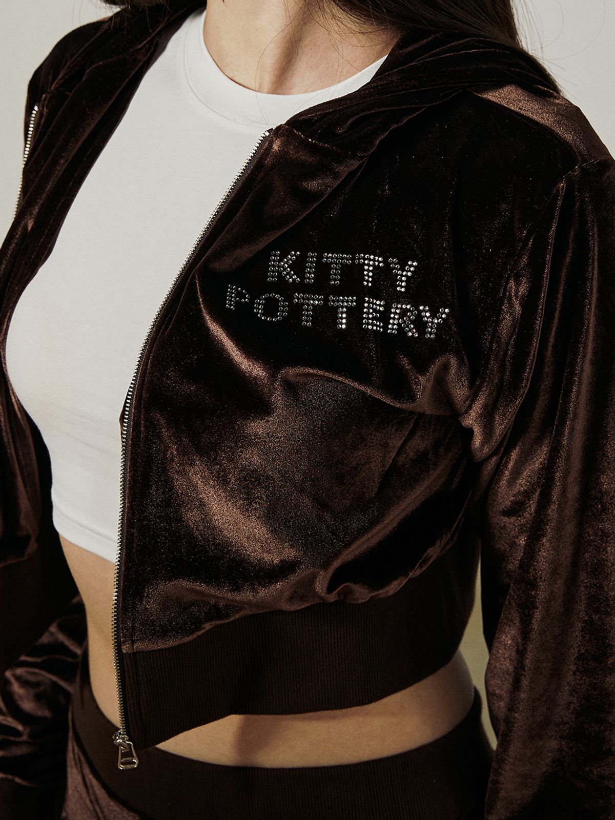 키티포터리(KITTY POTTERY) SYMBOL HOTFIX VELVET HOODIE ZIP-UP [BROWN]