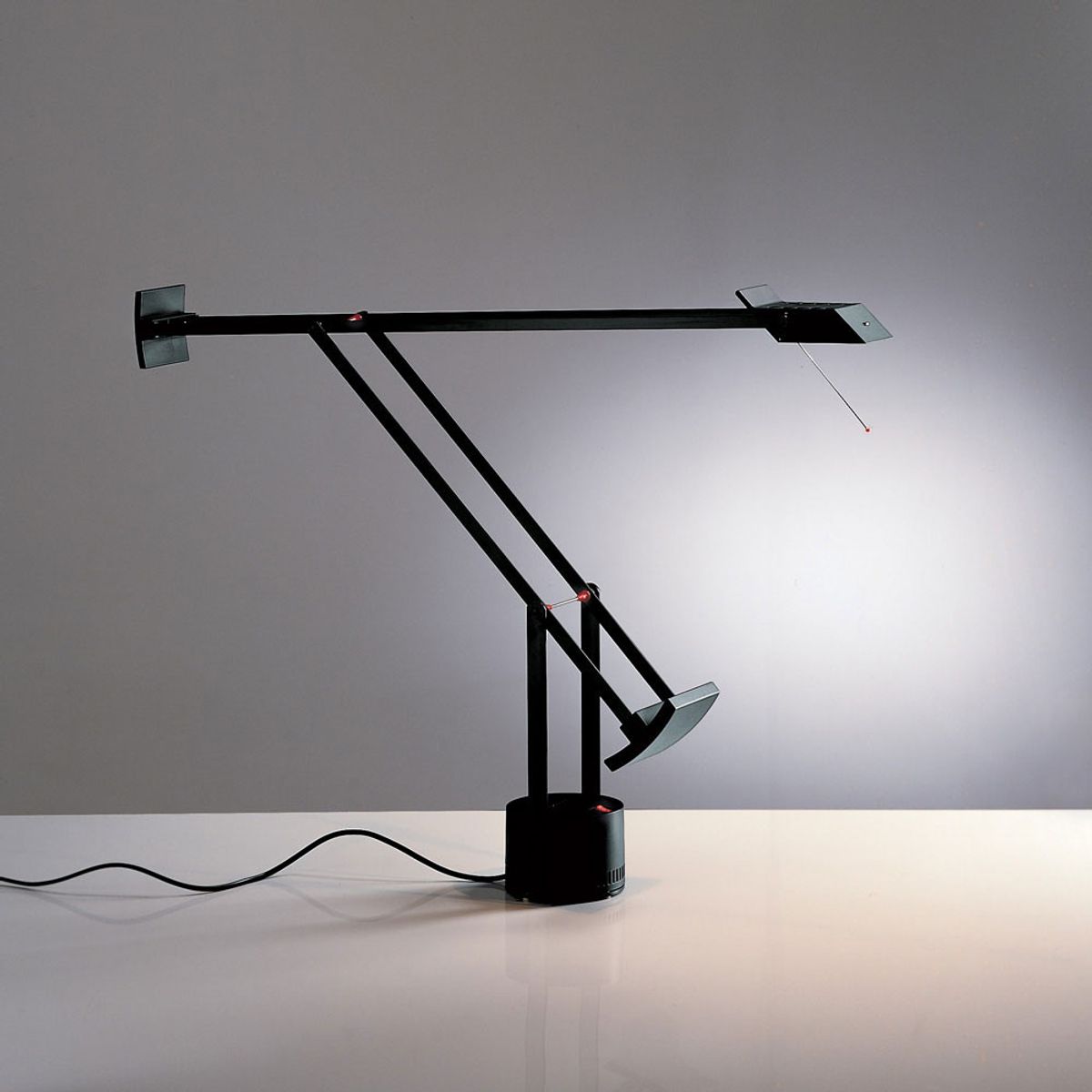 아르테미데(ARTEMIDE) 티지오 테이블 램프