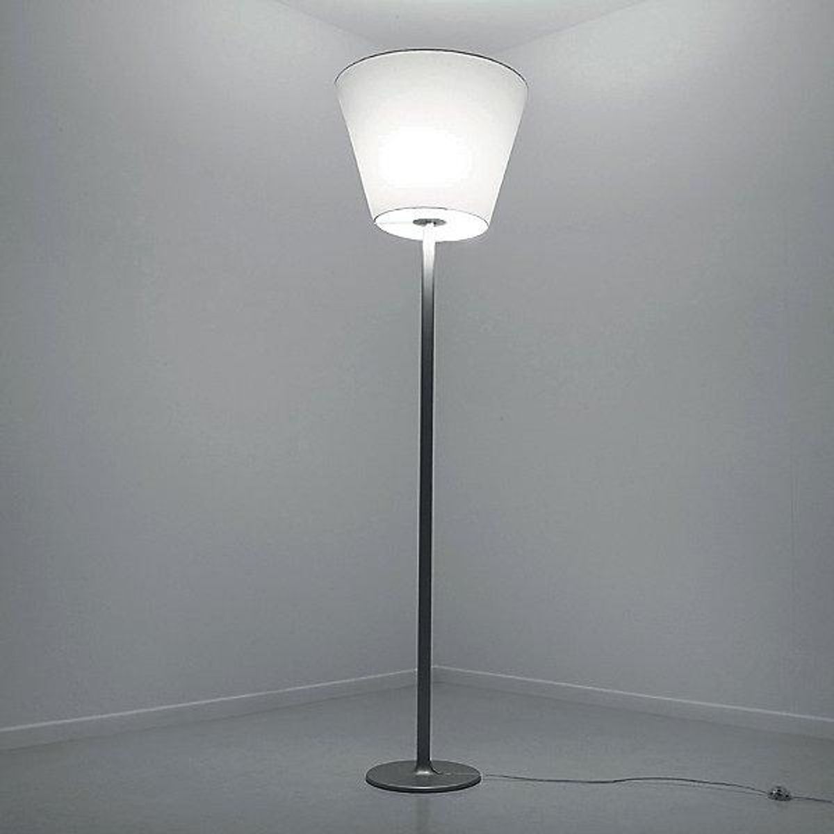 아르테미데(ARTEMIDE) 멜람포 플로어 램프