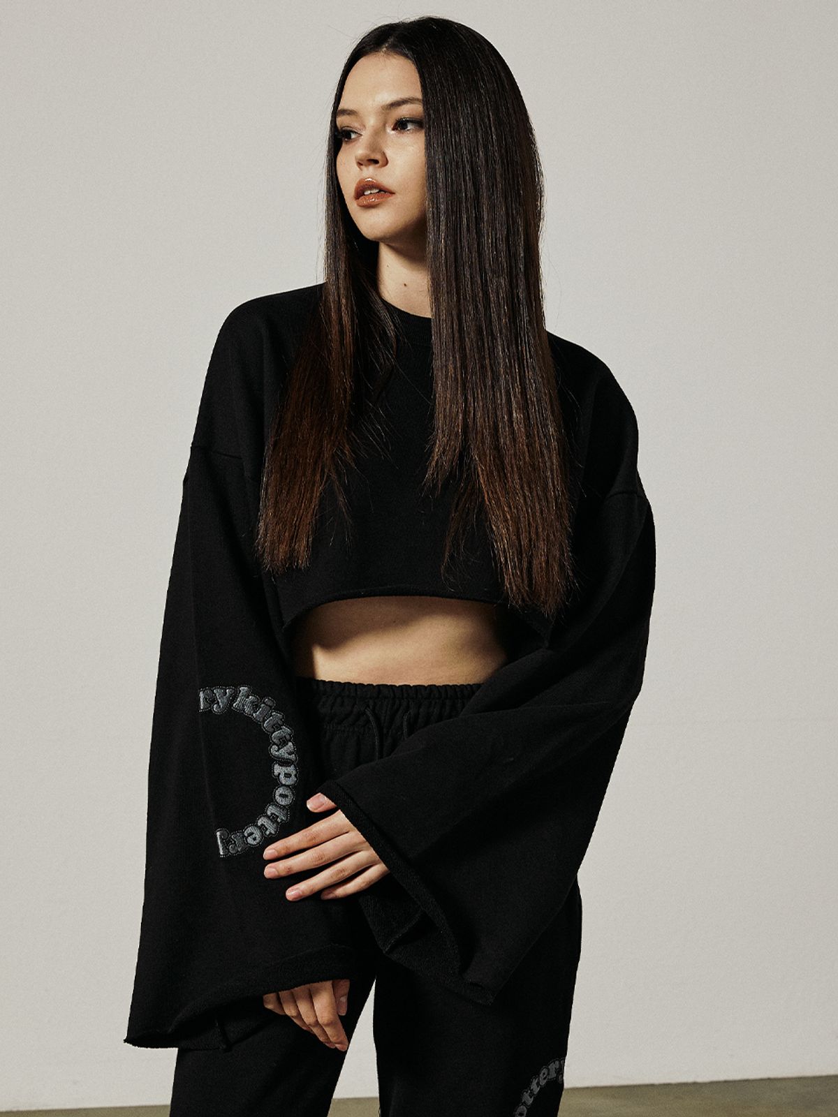키티포터리(KITTY POTTERY) KITTY POTTERY BASIC CROP SWEAT SHIRTS [BLACK]