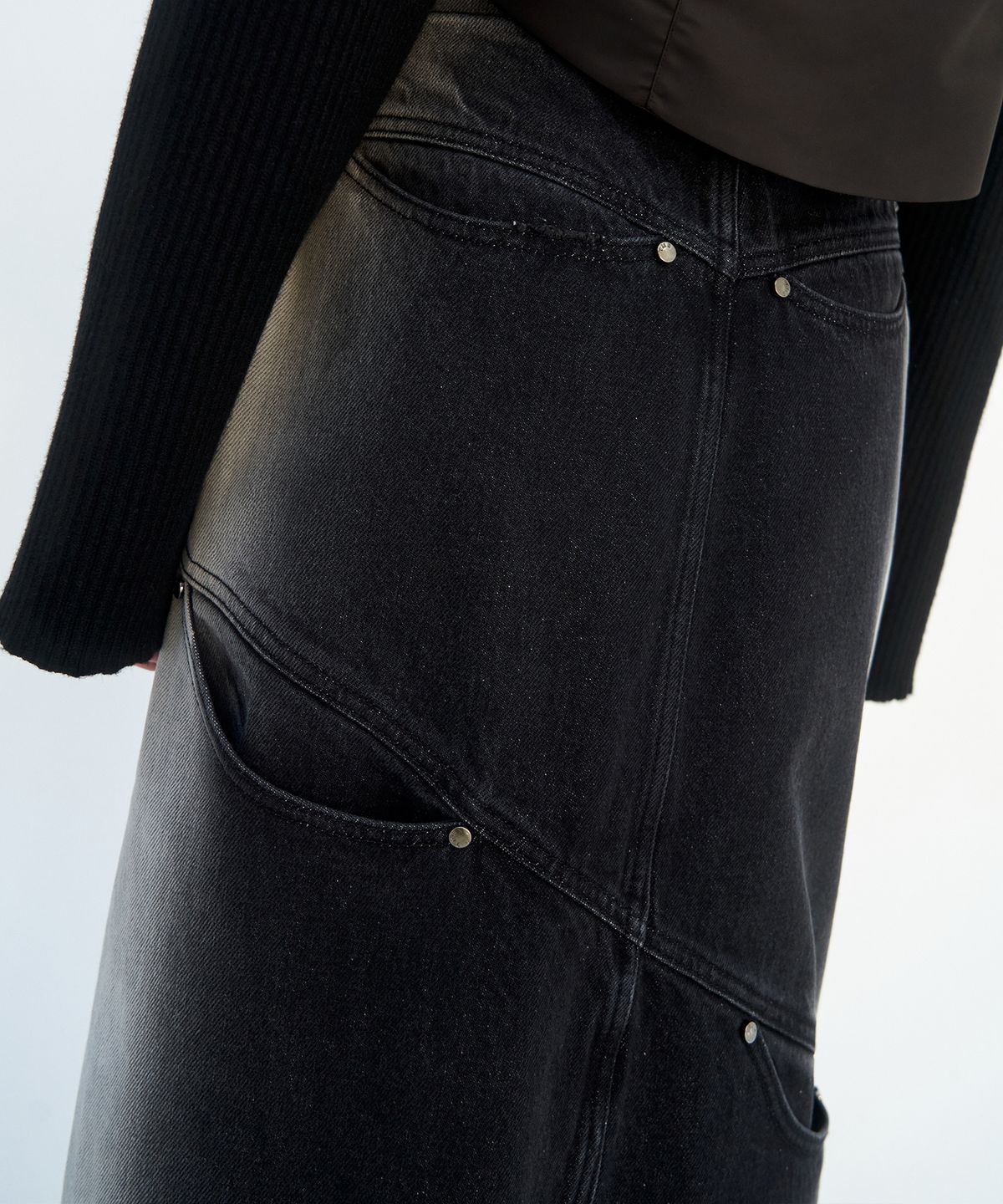 트리밍버드(TREEMINGBIRD) Curved Pocket Cut Denim Skirt [ Black ]