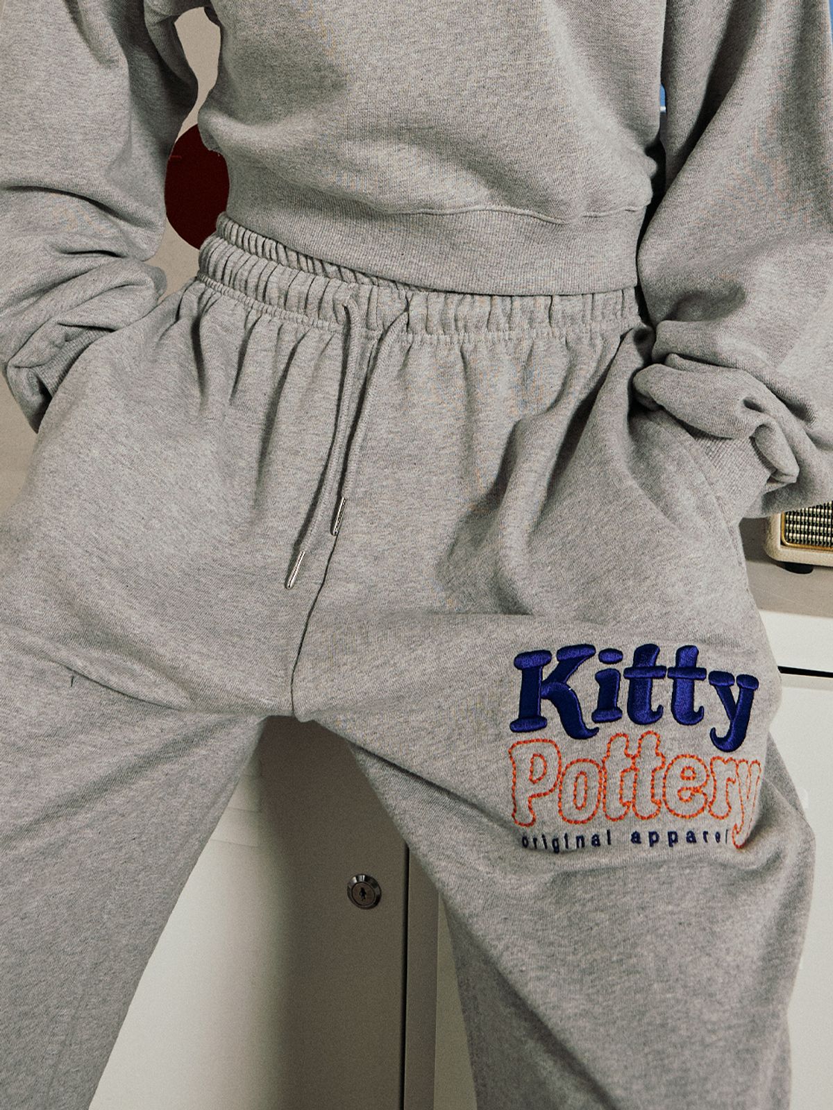 키티포터리(KITTY POTTERY) KITTY POTTERY CT LOGO EMBO SWEAT PANTS [GREY]