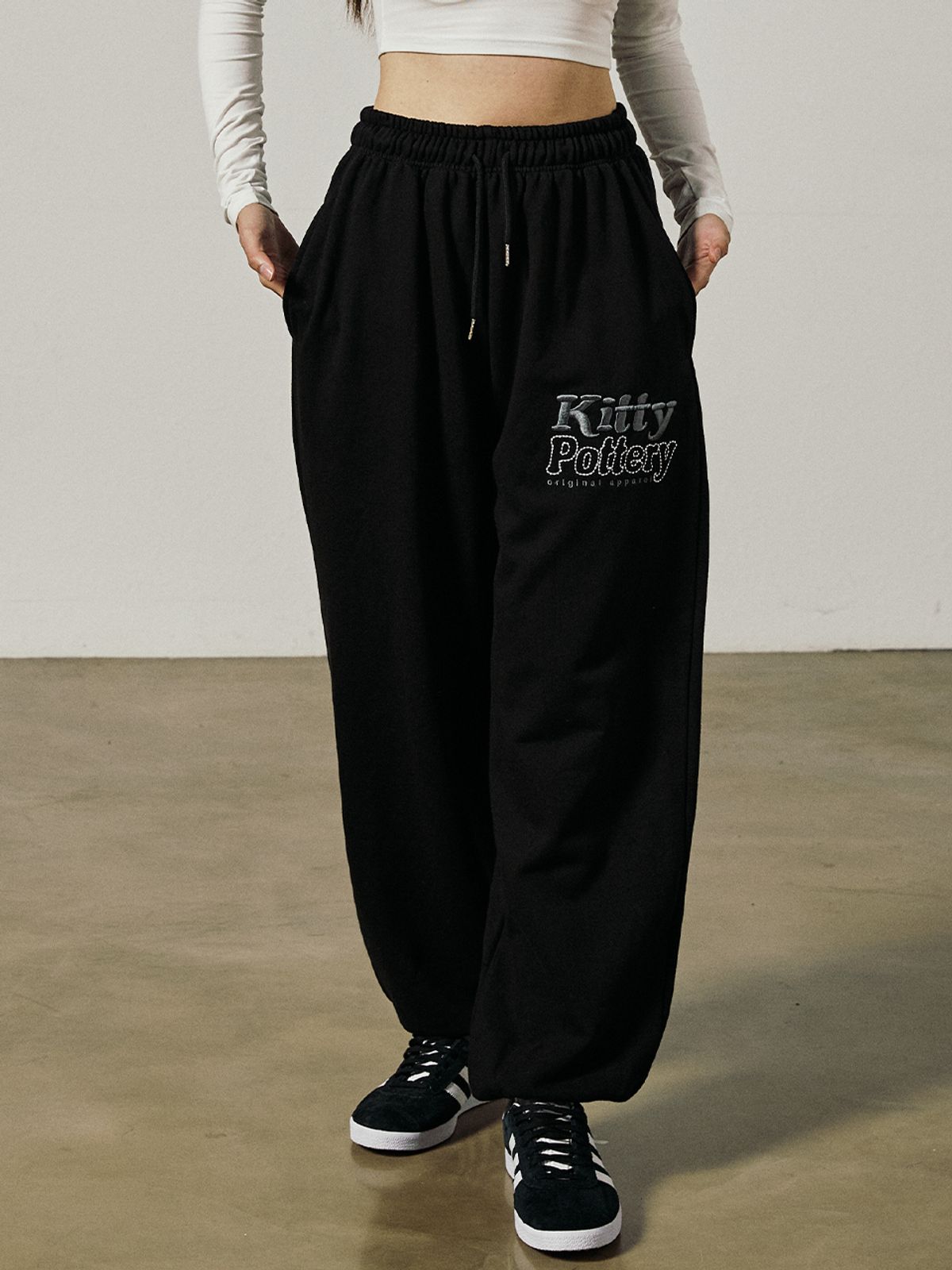 키티포터리(KITTY POTTERY) KITTY POTTERY CT LOGO EMBO SWEAT PANTS [BLACK]