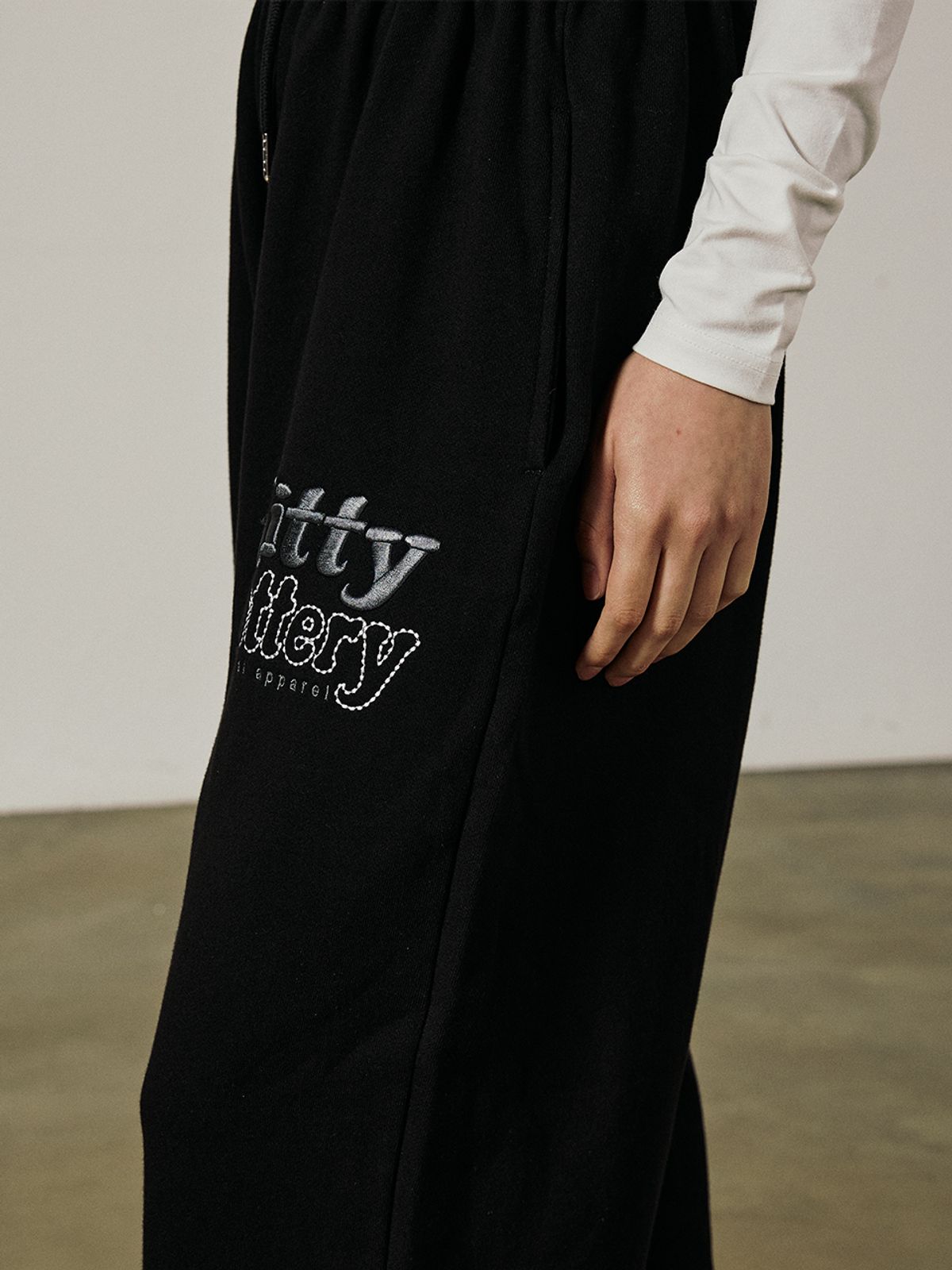키티포터리(KITTY POTTERY) KITTY POTTERY CT LOGO EMBO SWEAT PANTS [BLACK]