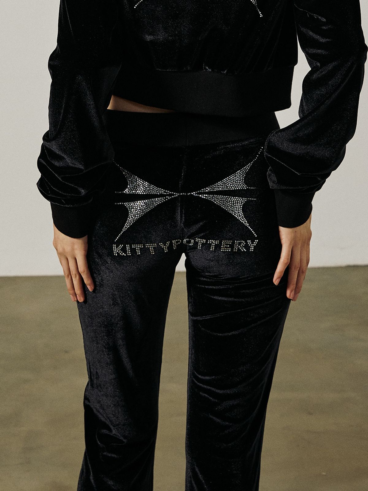 키티포터리(KITTY POTTERY) SYMBOL HOTFIX VELVET BOOTCUT PANTS [BLACK]
