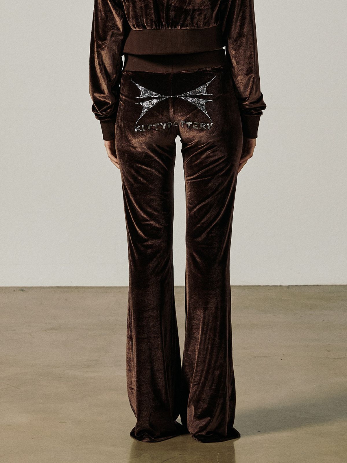키티포터리(KITTY POTTERY) SYMBOL HOTFIX VELVET BOOTCUT PANTS [BROWN]