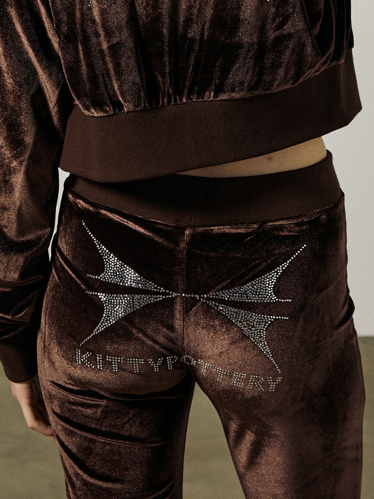 키티포터리(KITTY POTTERY) SYMBOL HOTFIX VELVET BOOTCUT PANTS [BROWN]