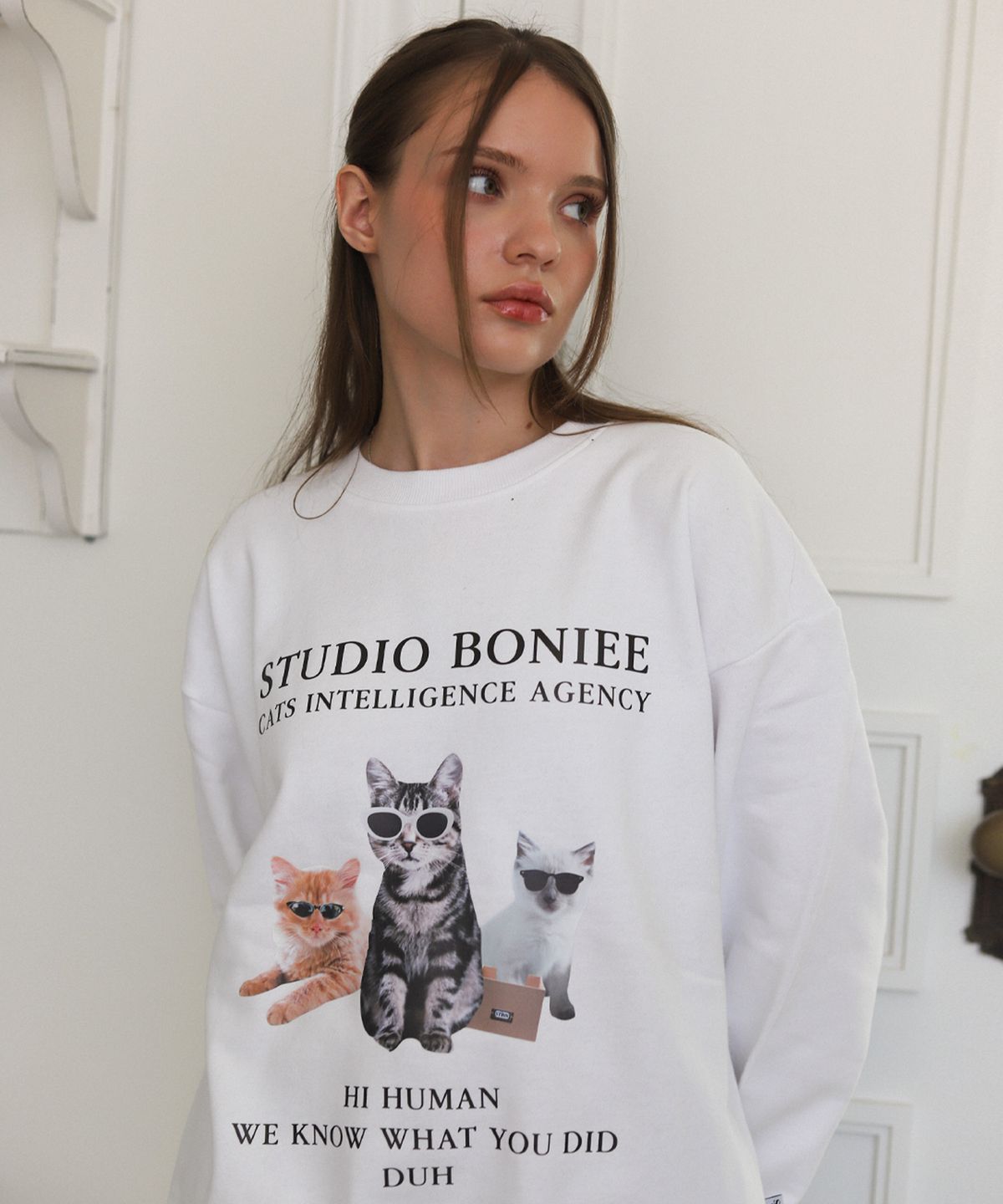 보늬(BONIEE) [기모 선택] CIA 고양이(CIA CATS) 캣 그래픽 오버 맨투맨 화이트
