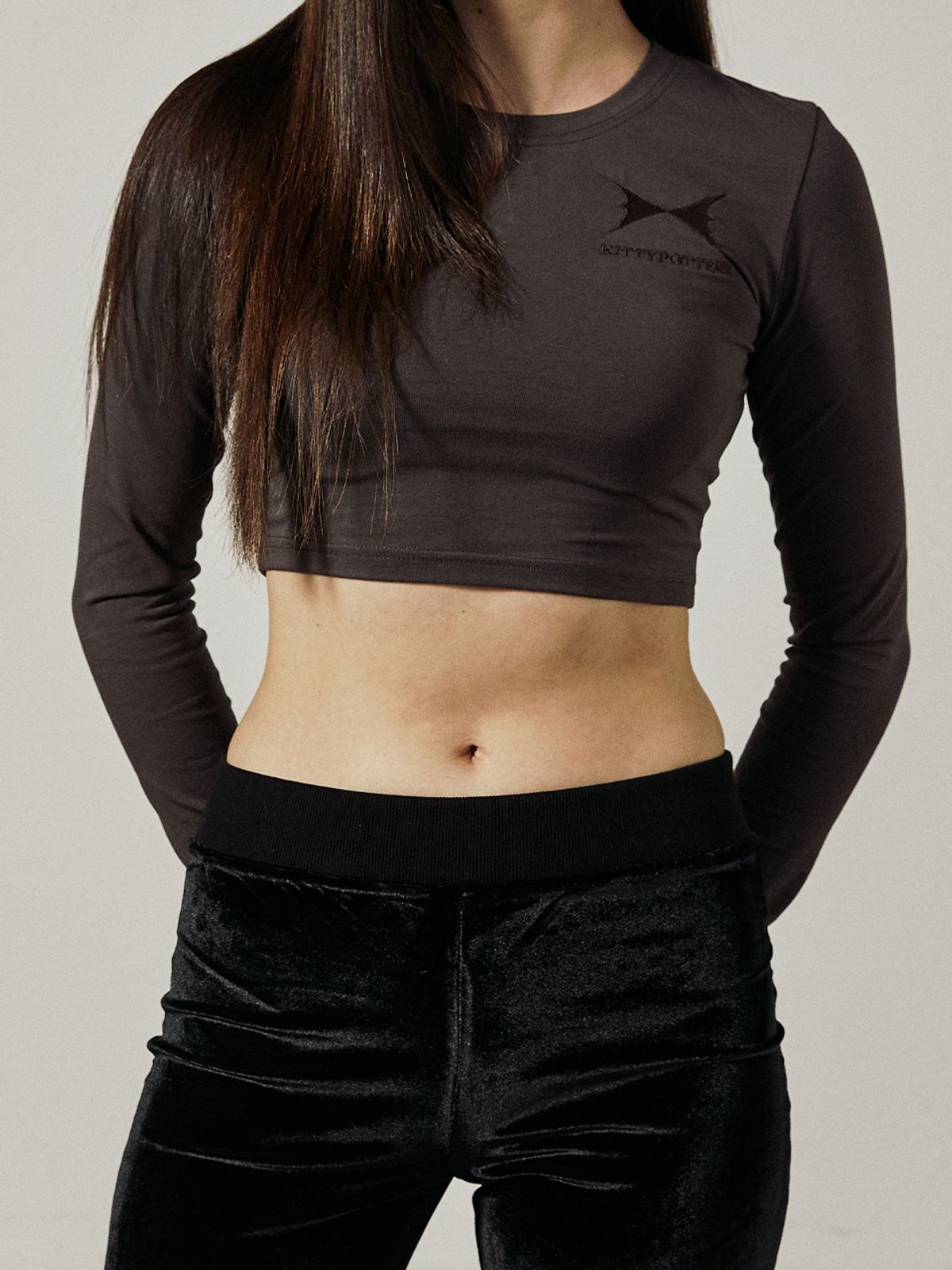 키티포터리(KITTY POTTERY) SYMBOL LOGO CROP TEE [CHARCOAL]