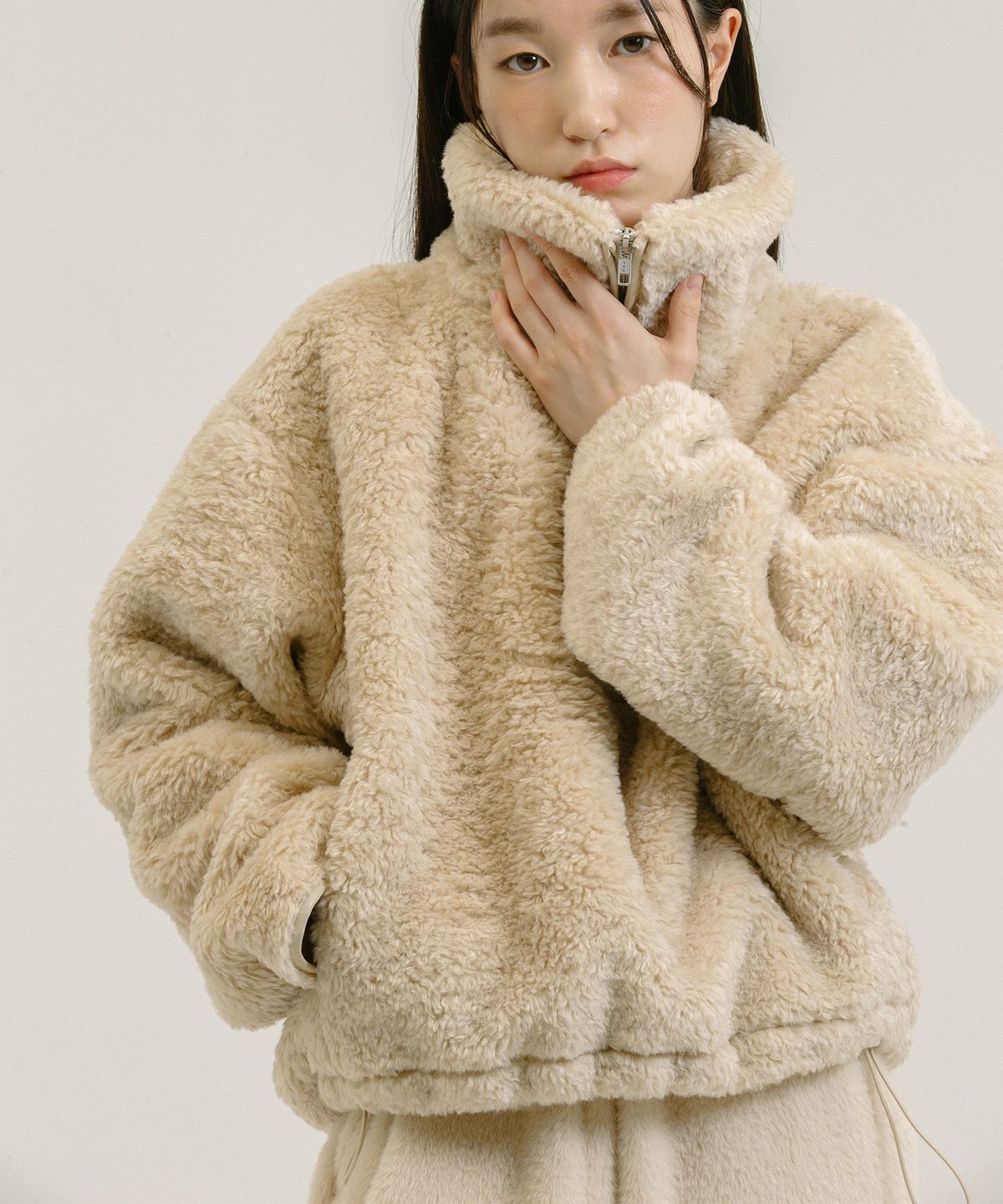 네벨에브리웨어(NEBELEVERYWEAR) Shearling Crop Zip Up_Light Beige