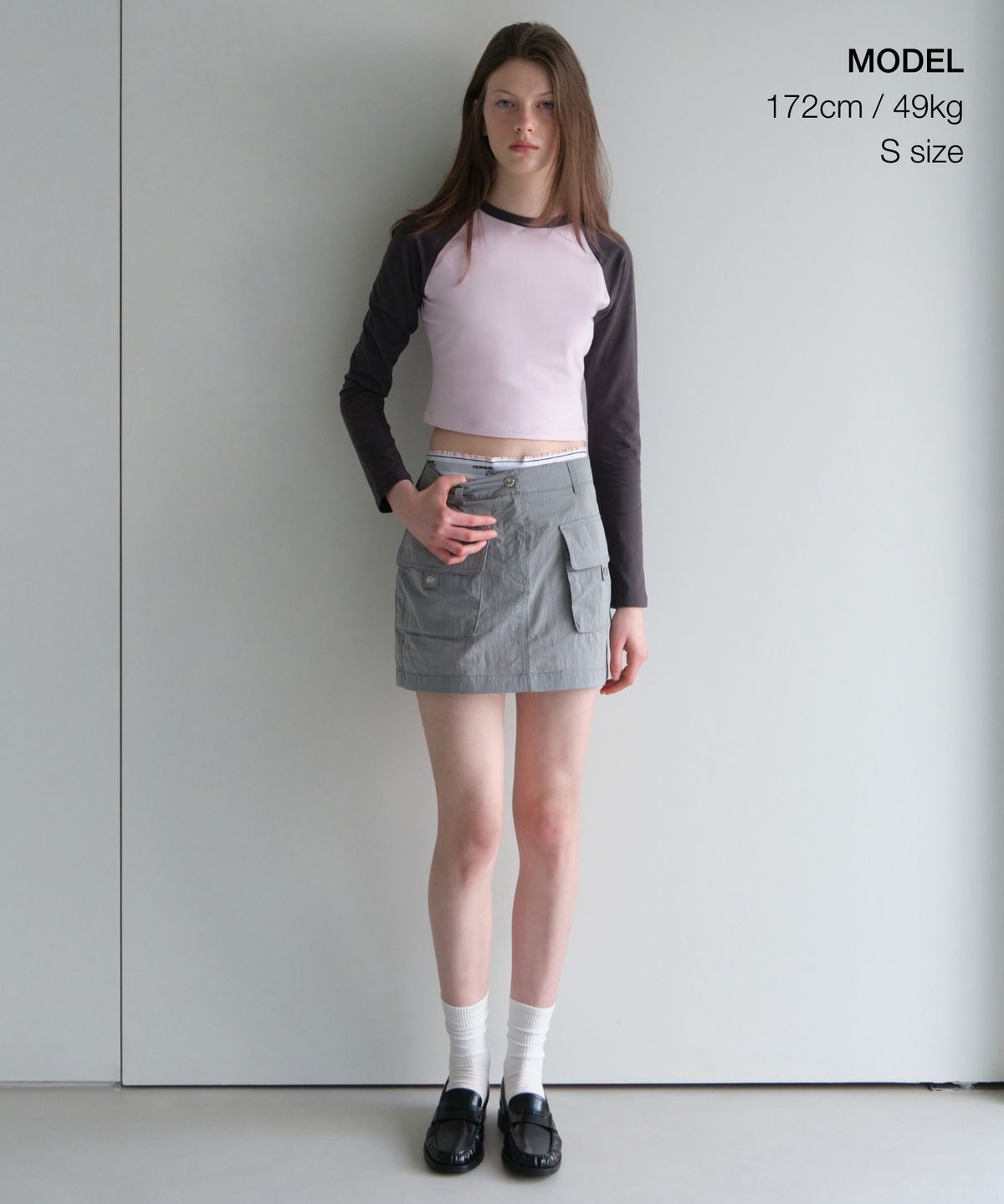 무신사 스탠다드 우먼(MUSINSA STANDARD WOMAN) 우먼즈 슬림 크롭 래글런 긴팔 티셔츠 [페일 핑크/다크 그레이]