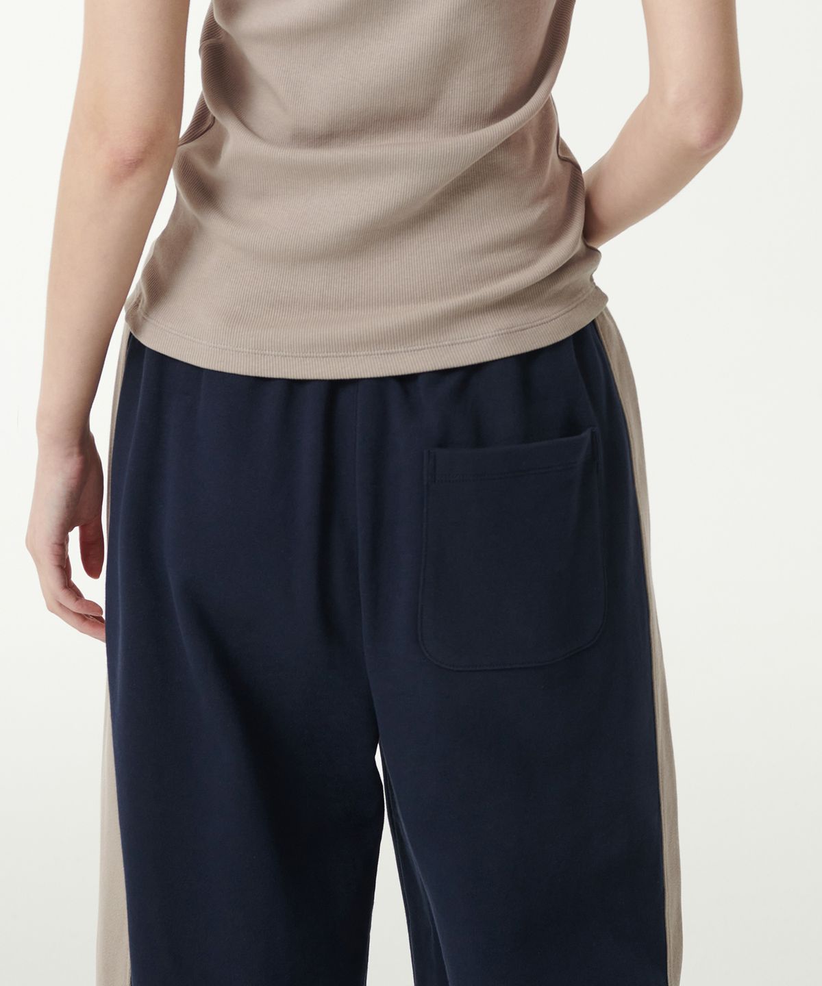무신사 스탠다드 우먼(MUSINSA STANDARD WOMAN) 우먼즈 사이드 패널 라운지 스웨트 팬츠 [네이비/그레이쉬 베이지]