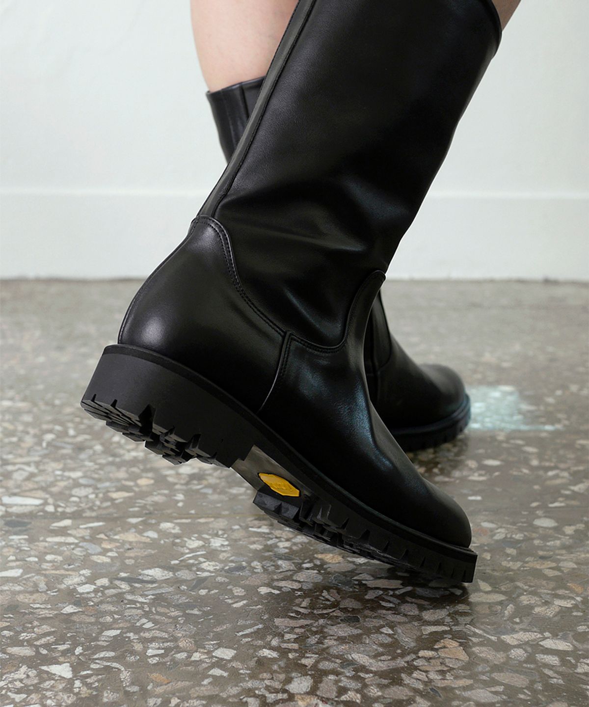 흰(HEENN) Chunky Sole Mid Calf Boots . Black