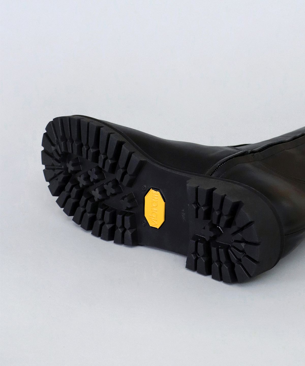흰(HEENN) Chunky Sole Mid Calf Boots . Black