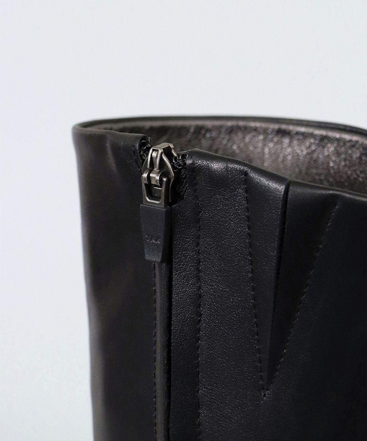 흰(HEENN) Chunky Sole Mid Calf Boots . Black