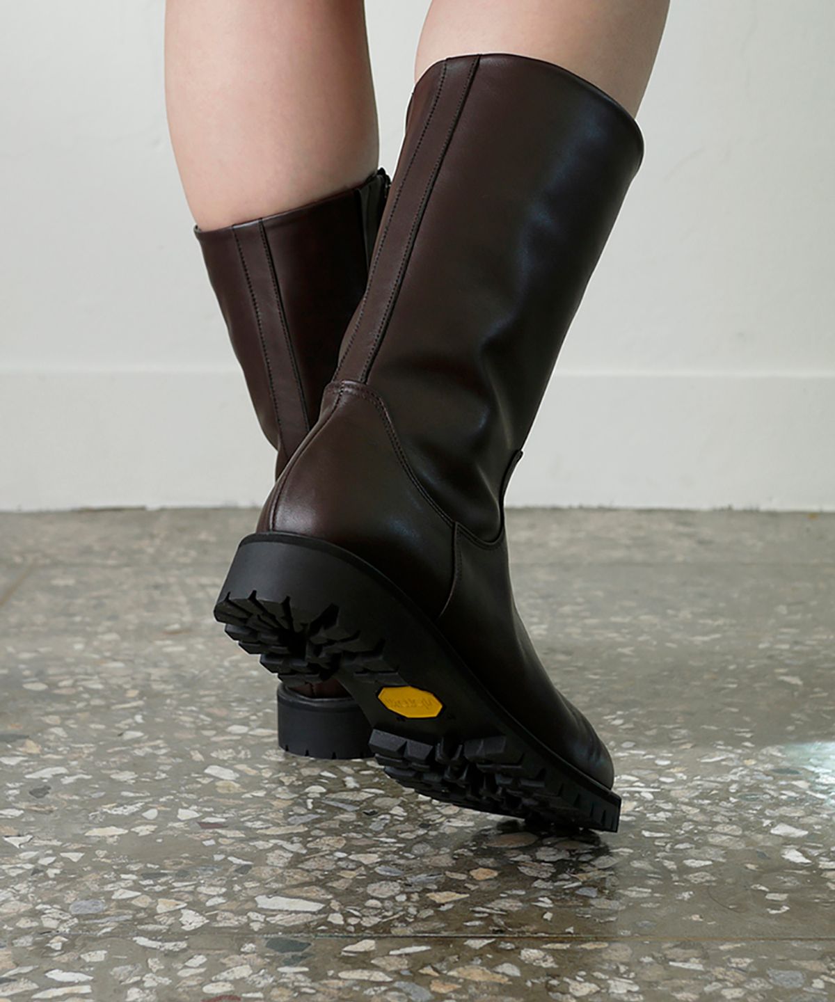흰(HEENN) Chunky Sole Mid Calf Boots . Brown